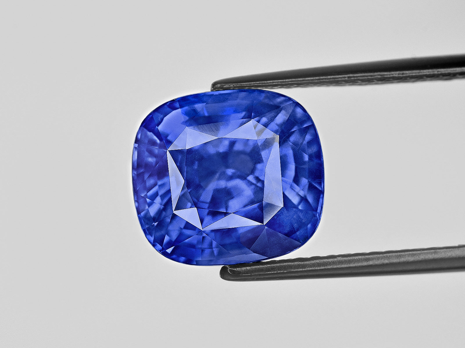 8801820-cushion-lustrous-cornflower-blue-grs-sri-lanka-natural-blue-sapphire-10.23-ct