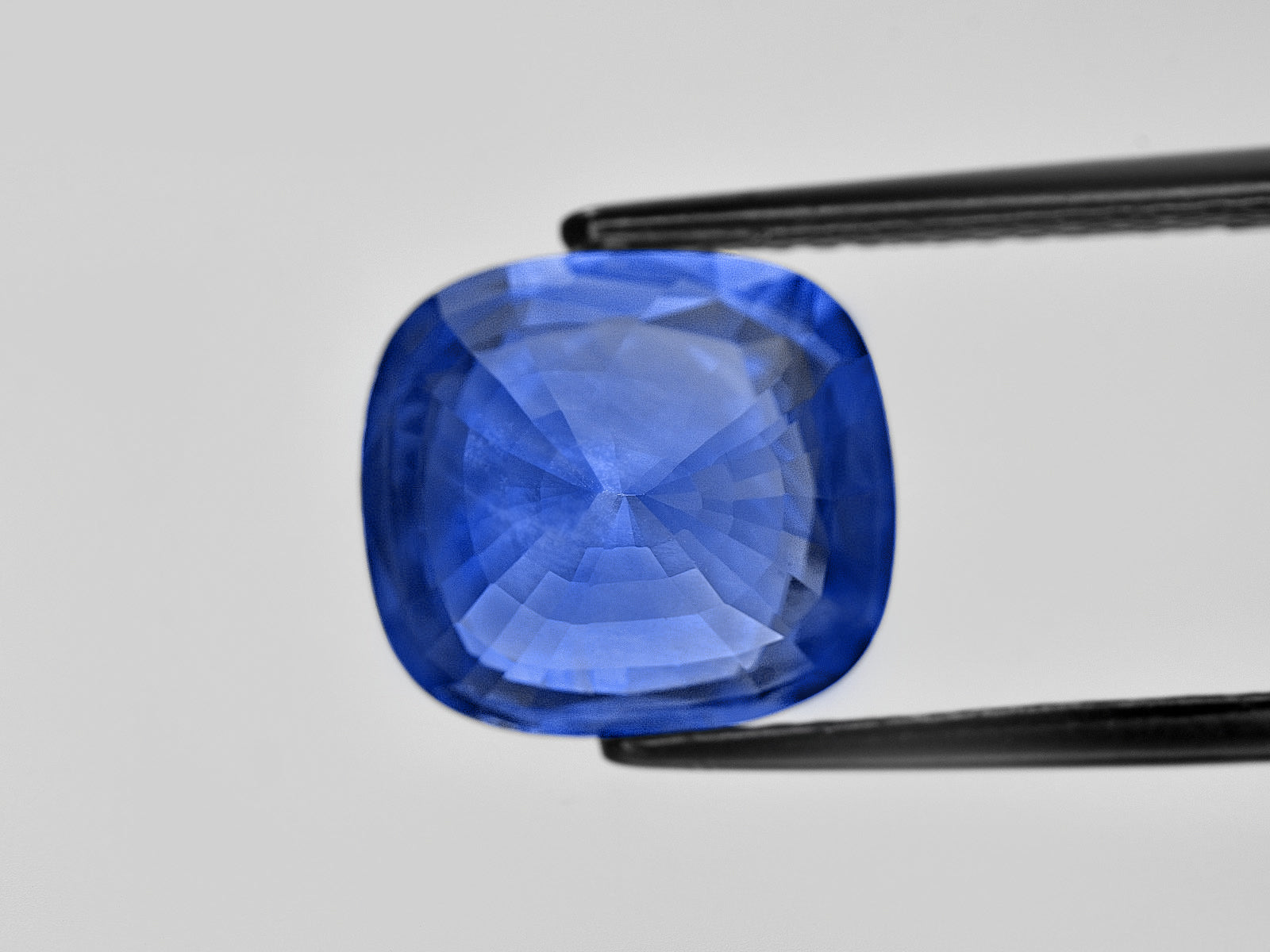 8801820-cushion-lustrous-cornflower-blue-grs-sri-lanka-natural-blue-sapphire-10.23-ct