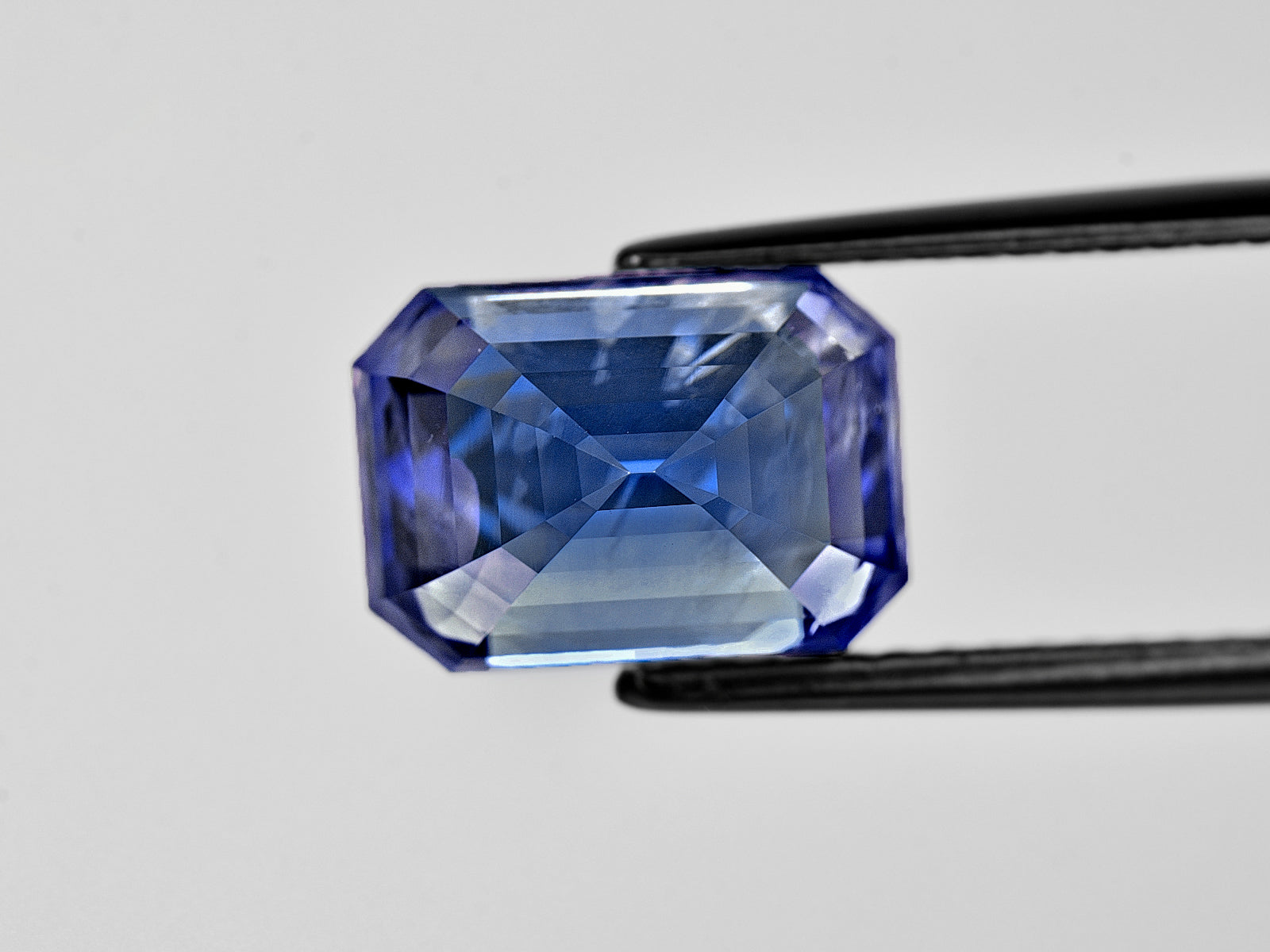 8801821-octagonal-lustrous-intense-blue-gia-sri-lanka-natural-blue-sapphire-9.18-ct