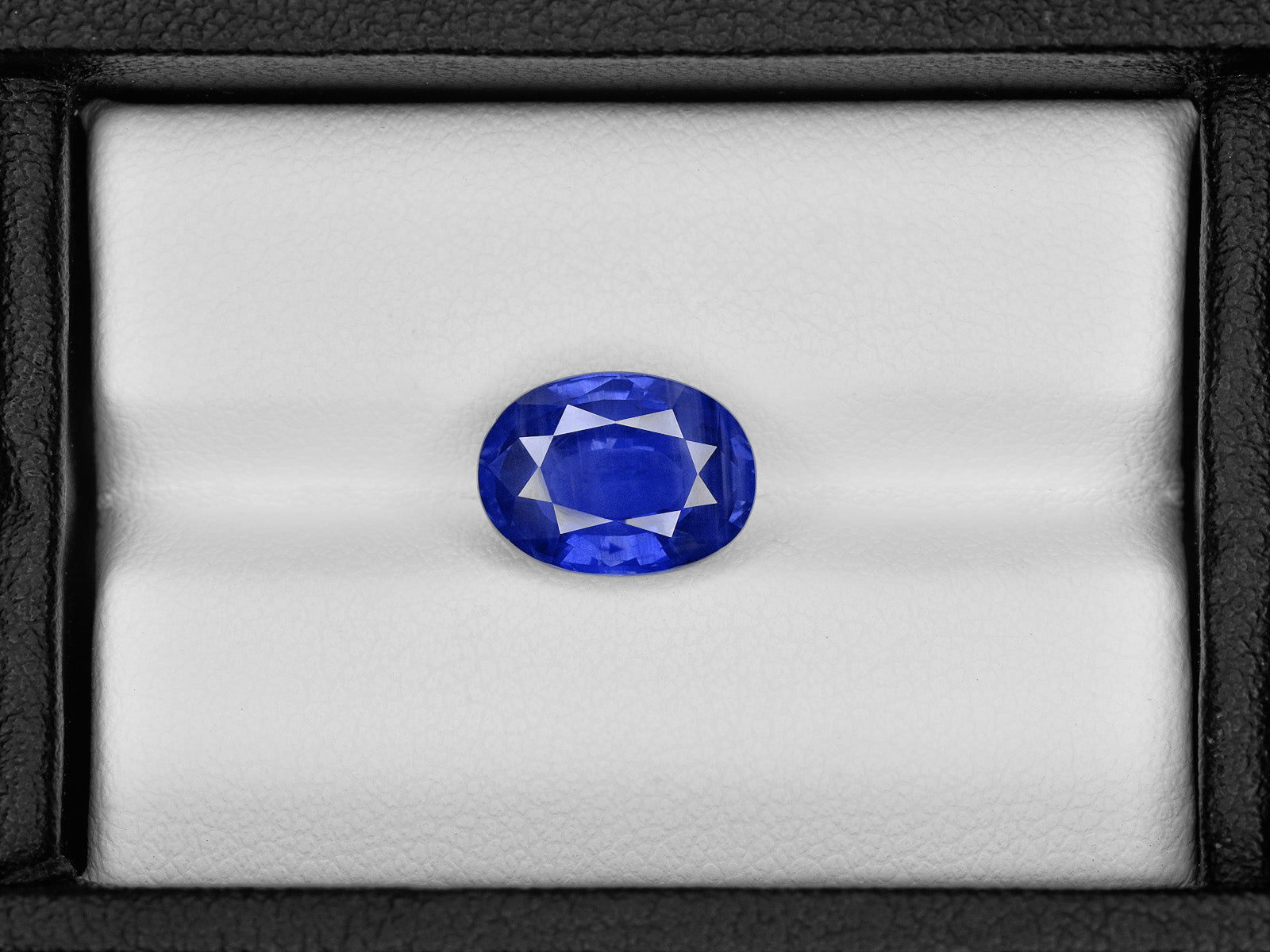 8801822-oval-rich-velvety-cornflower-blue-gia-sri-lanka-natural-blue-sapphire-5.57-ct