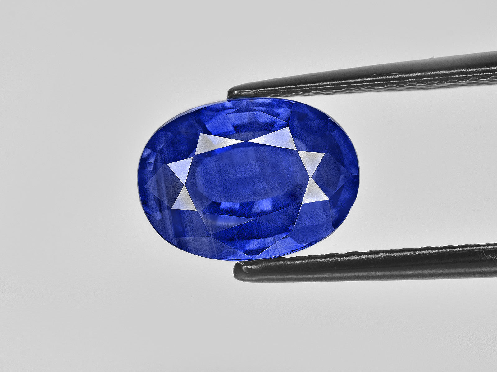 8801822-oval-rich-velvety-cornflower-blue-gia-sri-lanka-natural-blue-sapphire-5.57-ct