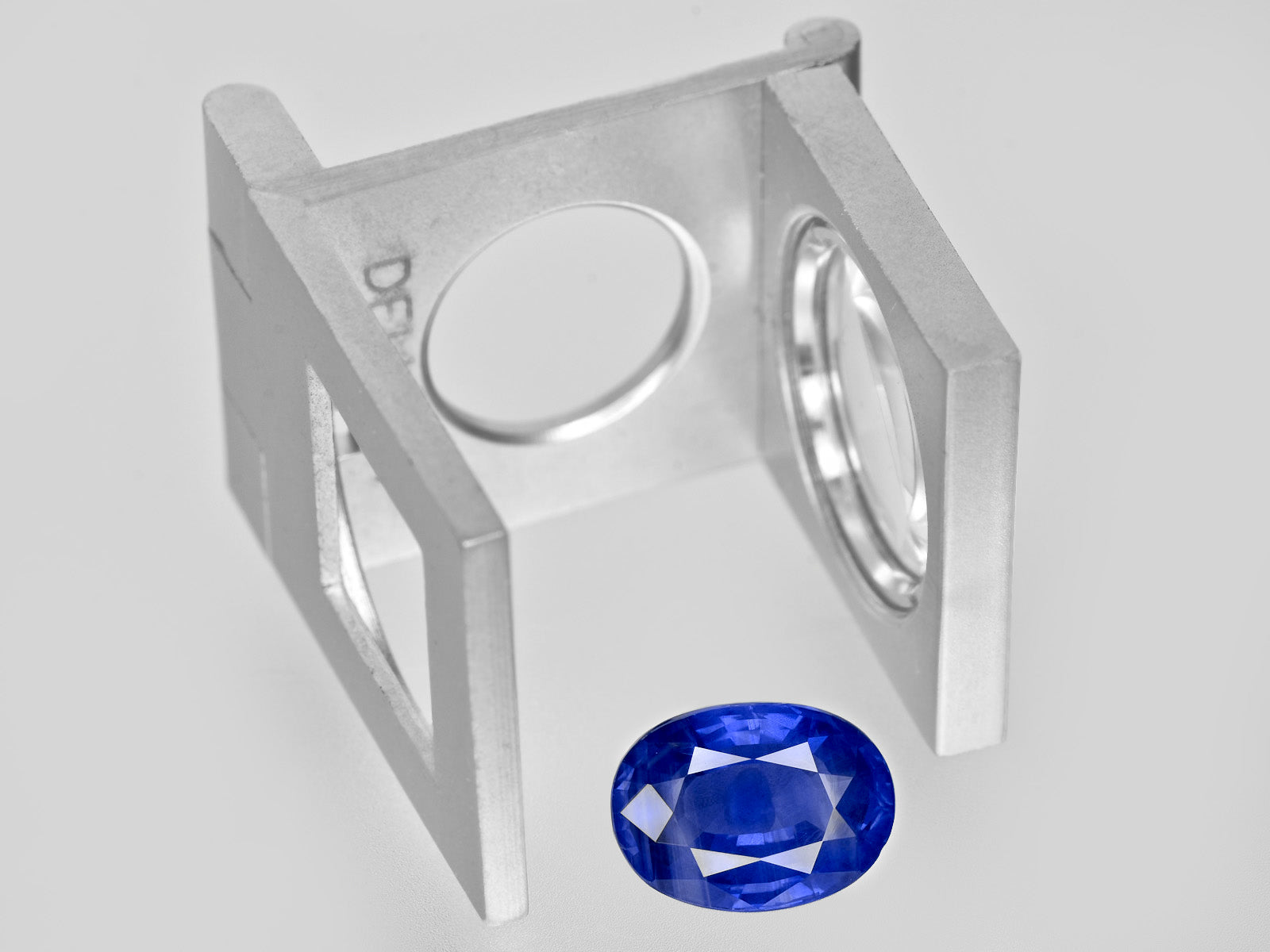 8801822-oval-rich-velvety-cornflower-blue-gia-sri-lanka-natural-blue-sapphire-5.57-ct