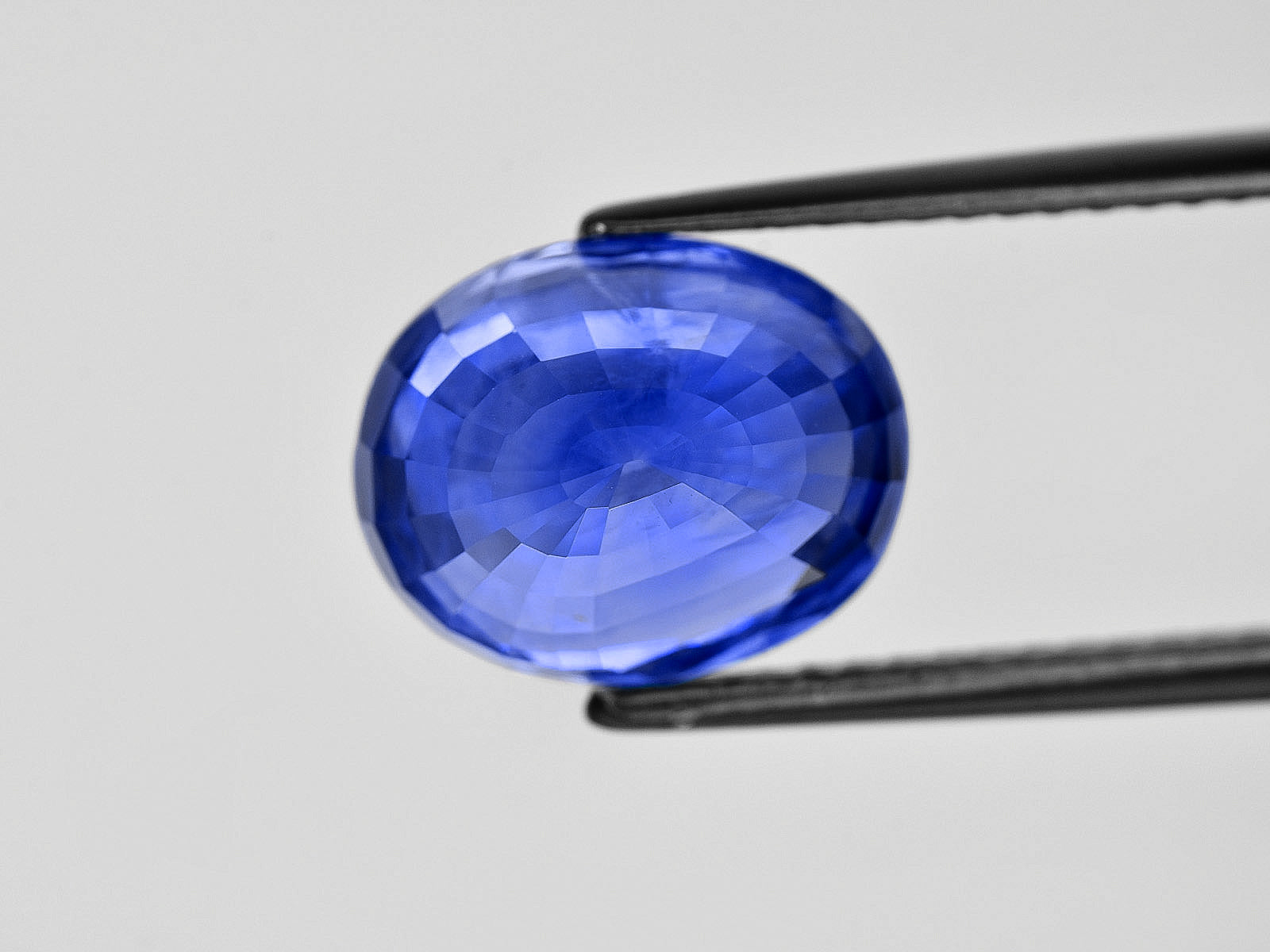 8801823-oval-fiery-intense-blue-grs-sri-lanka-natural-blue-sapphire-10.63-ct
