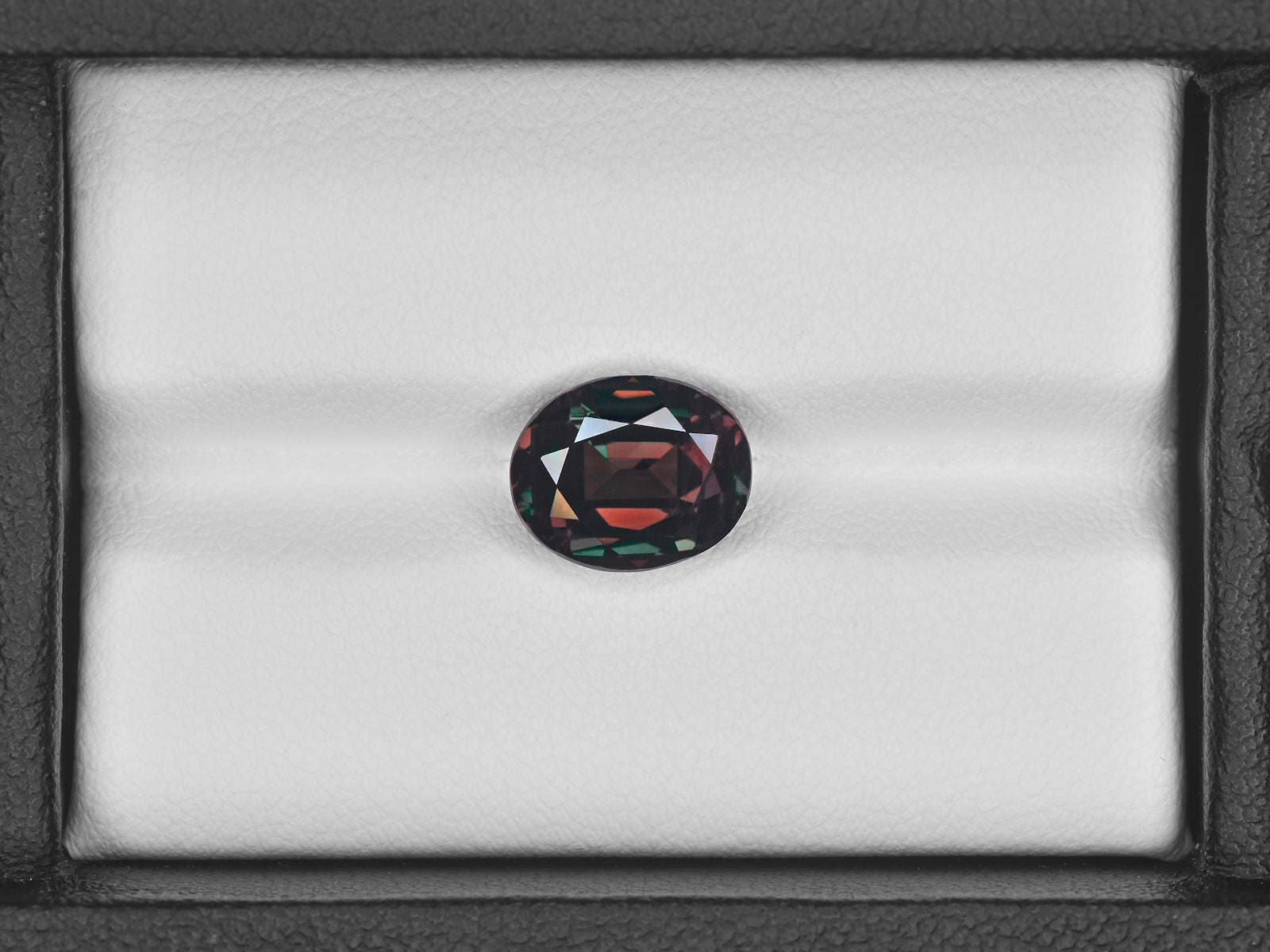 8801827-oval-deep-bluish-green-to-deep-purple-red-gubelin-brazil-natural-alexandrite-4.06-ct