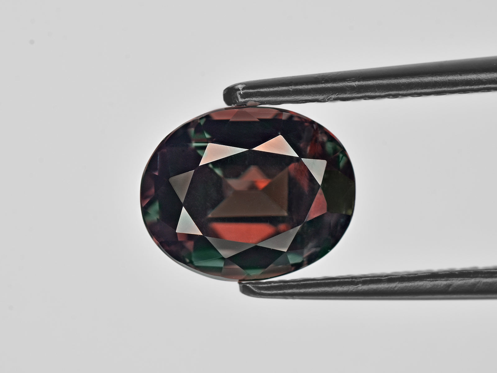 8801827-oval-deep-bluish-green-to-deep-purple-red-gubelin-brazil-natural-alexandrite-4.06-ct