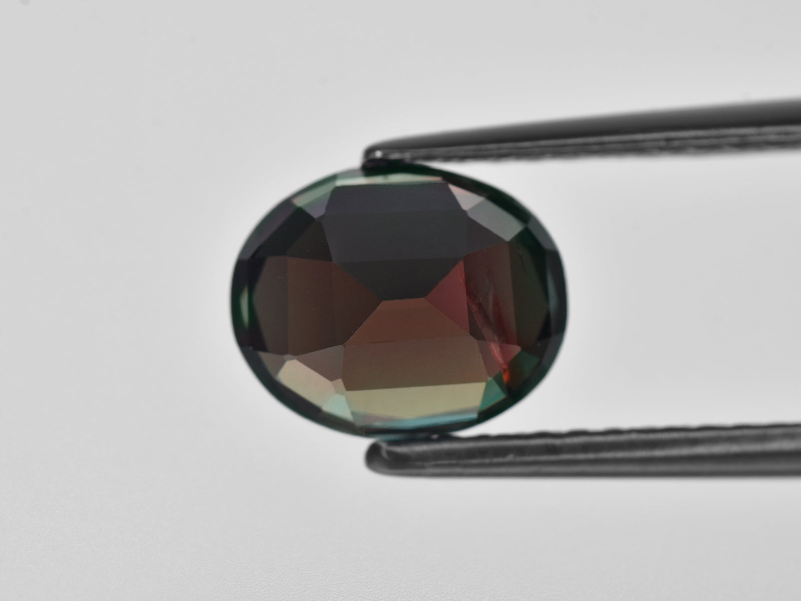 8801827-oval-deep-bluish-green-to-deep-purple-red-gubelin-brazil-natural-alexandrite-4.06-ct