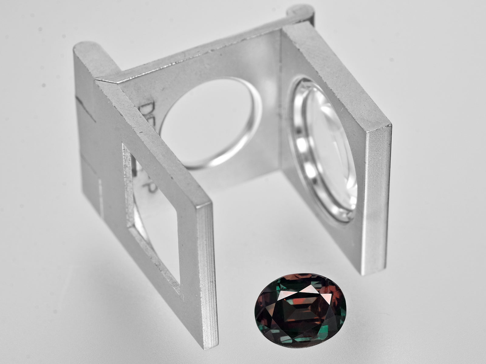 8801827-oval-deep-bluish-green-to-deep-purple-red-gubelin-brazil-natural-alexandrite-4.06-ct