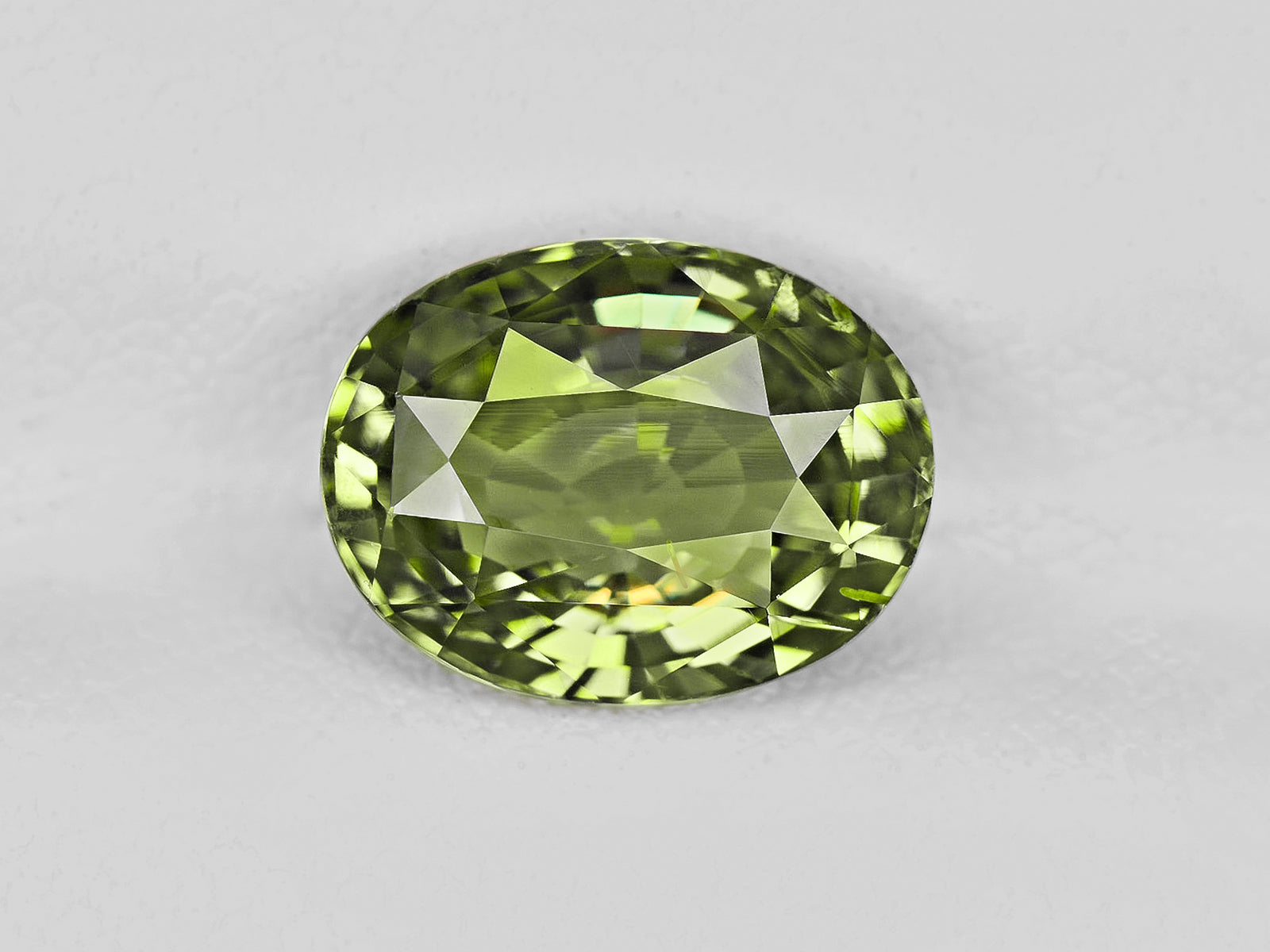 8801951-oval-lively-yellowish-green-changing-to-reddish-brown-igi-gii-madagascar-natural-alexandrite-2.56-ct