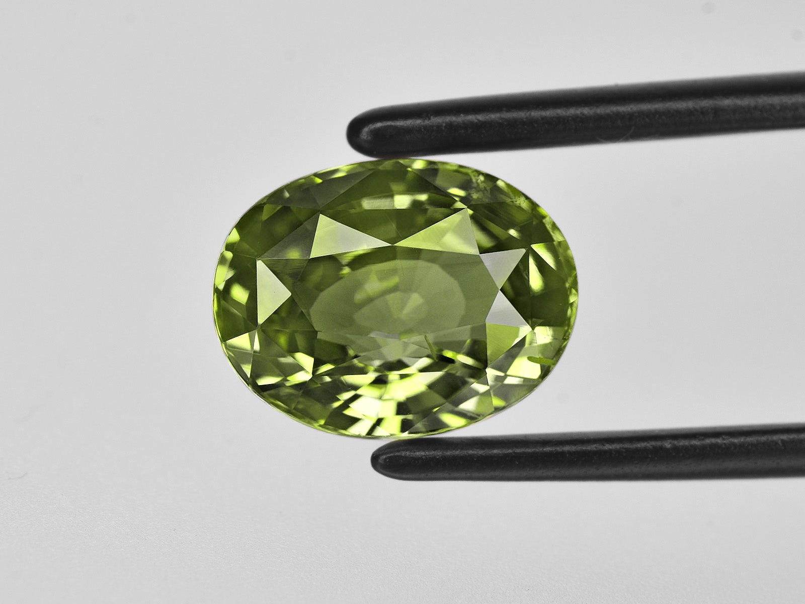 8801951-oval-lively-yellowish-green-changing-to-reddish-brown-igi-gii-madagascar-natural-alexandrite-2.56-ct