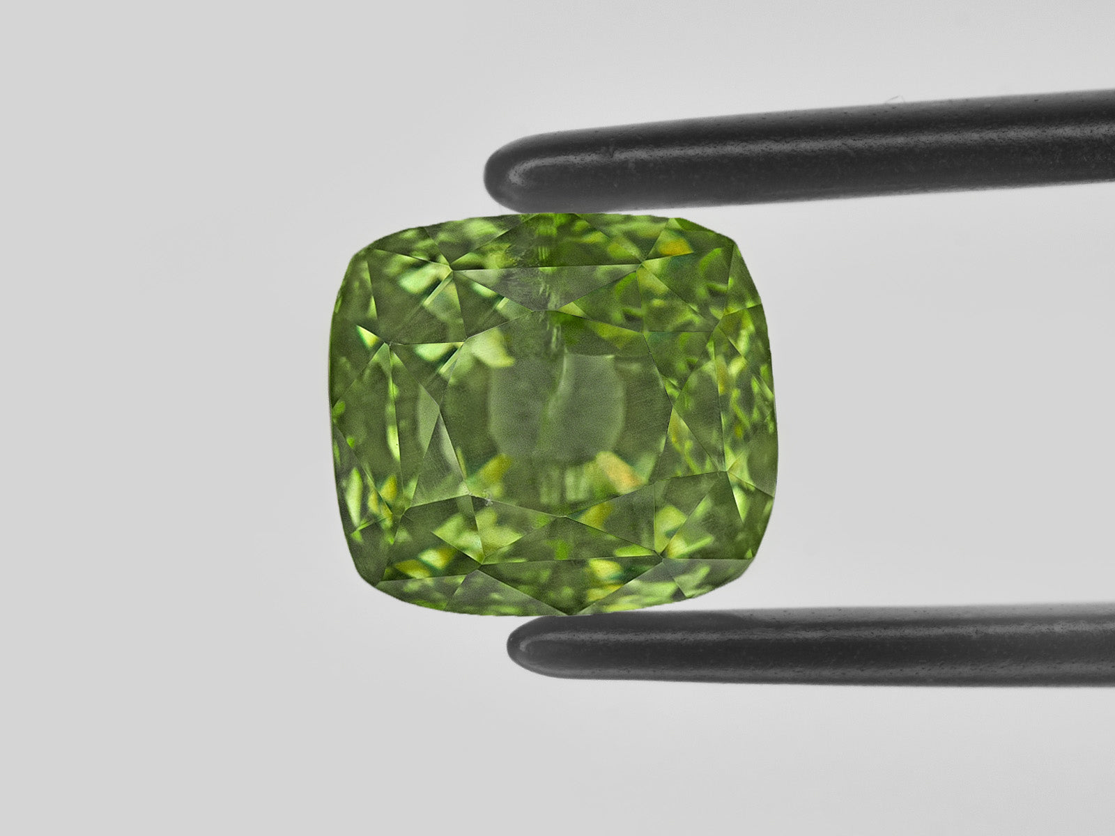 8801952-cushion-fiery-yellowish-green-changing-to-yellowish-brown-igi-gii-madagascar-natural-alexandrite-2.68-ct