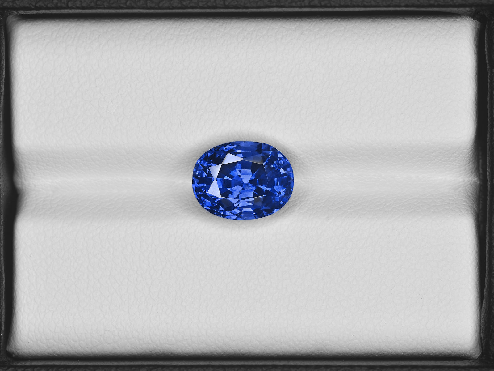 8801890-oval-lively-royal-blue-gia-kashmir-natural-blue-sapphire-5.23-ct