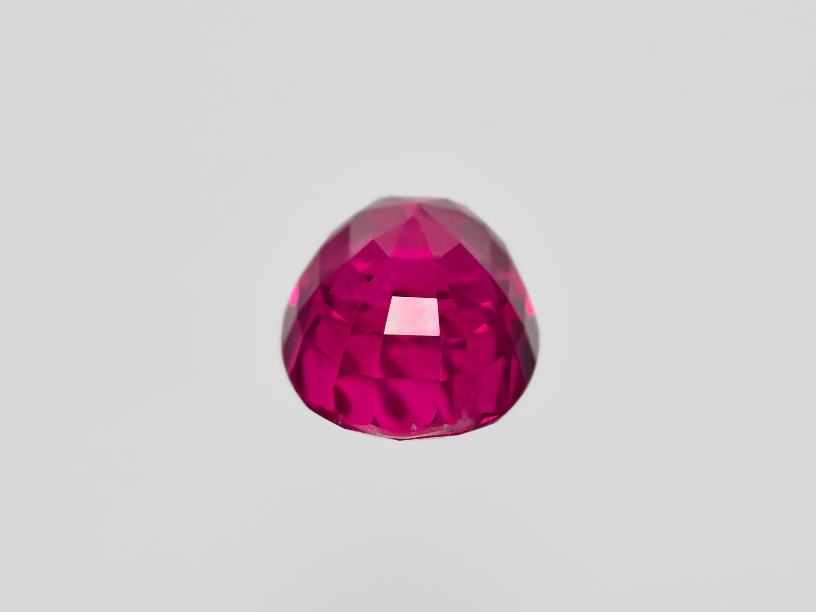 8801925-oval-fiery-rich-pinkish-red-ssef-burma-natural-ruby-4.12-ct