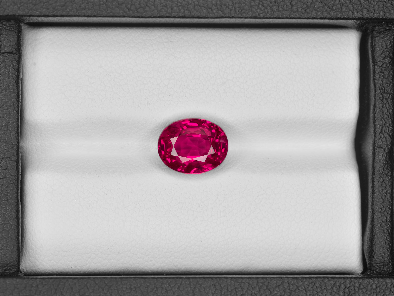 8801925-oval-fiery-rich-pinkish-red-ssef-burma-natural-ruby-4.12-ct
