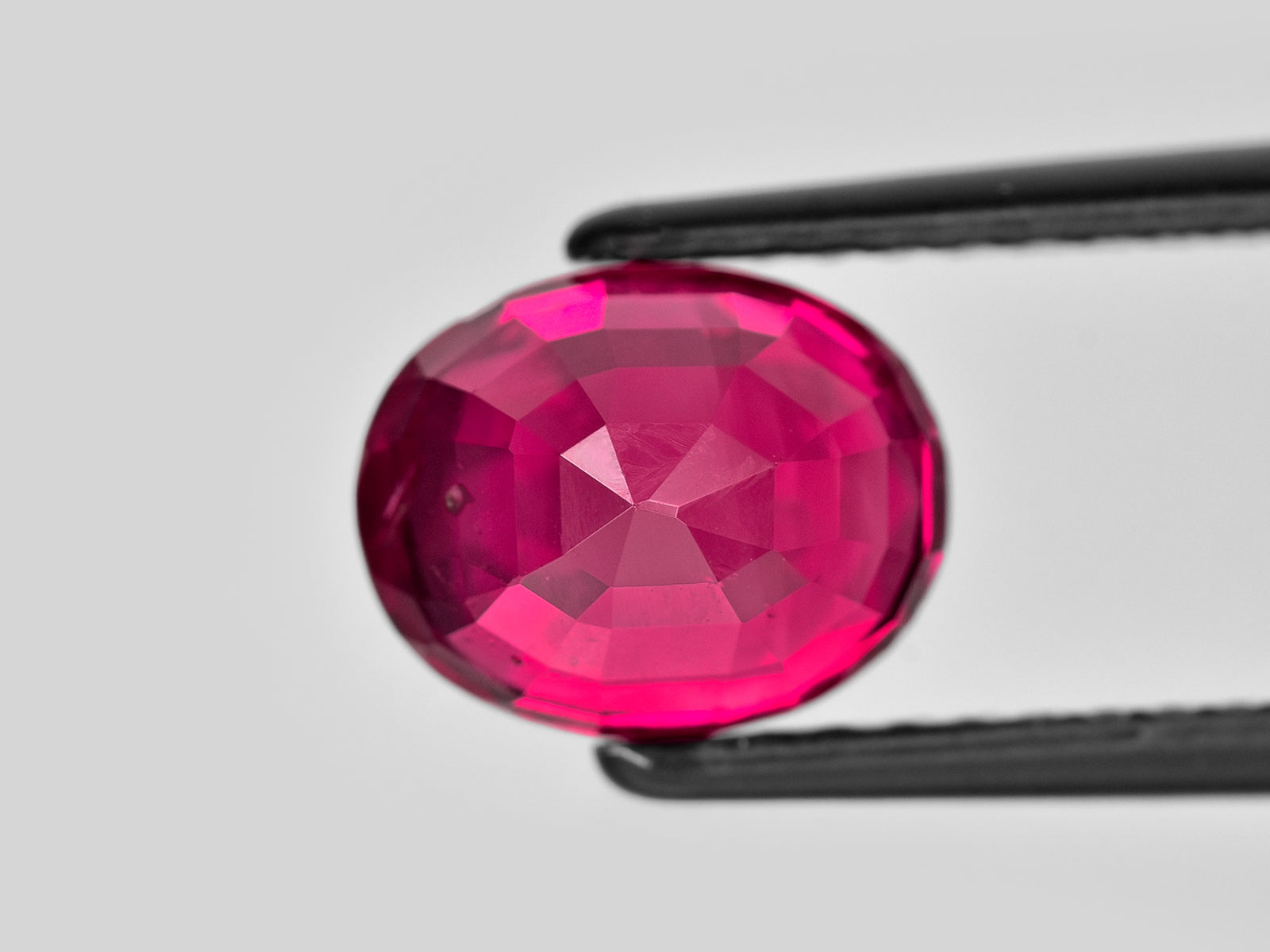 8801925-oval-fiery-rich-pinkish-red-ssef-burma-natural-ruby-4.12-ct