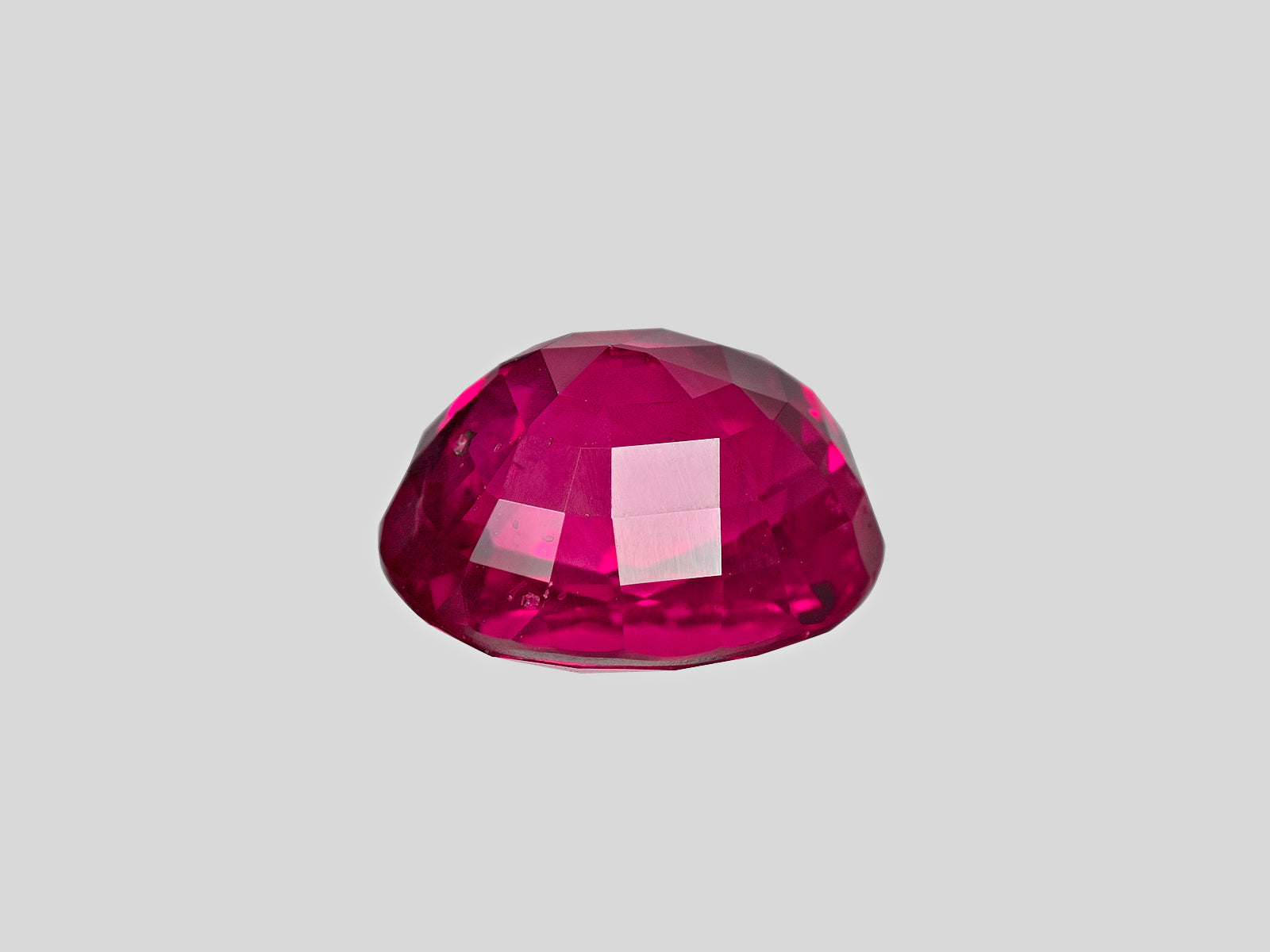 8801925-oval-fiery-rich-pinkish-red-ssef-burma-natural-ruby-4.12-ct