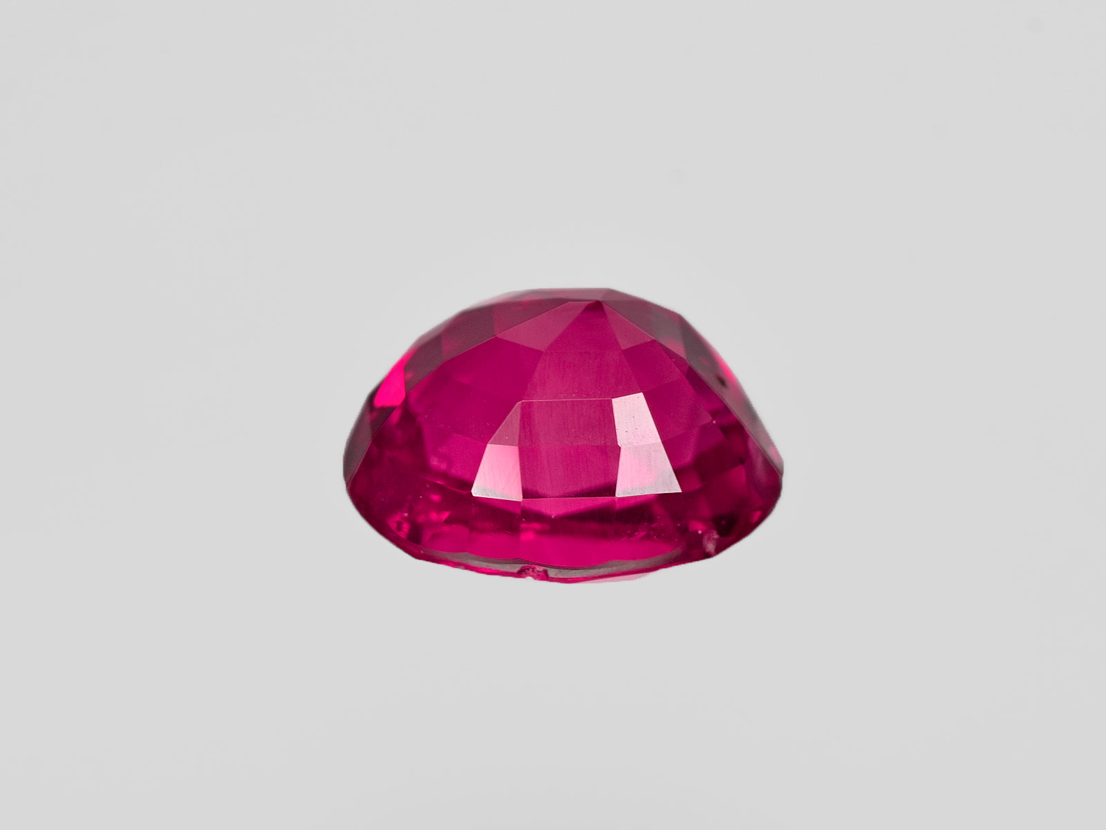 8801925-oval-fiery-rich-pinkish-red-ssef-burma-natural-ruby-4.12-ct