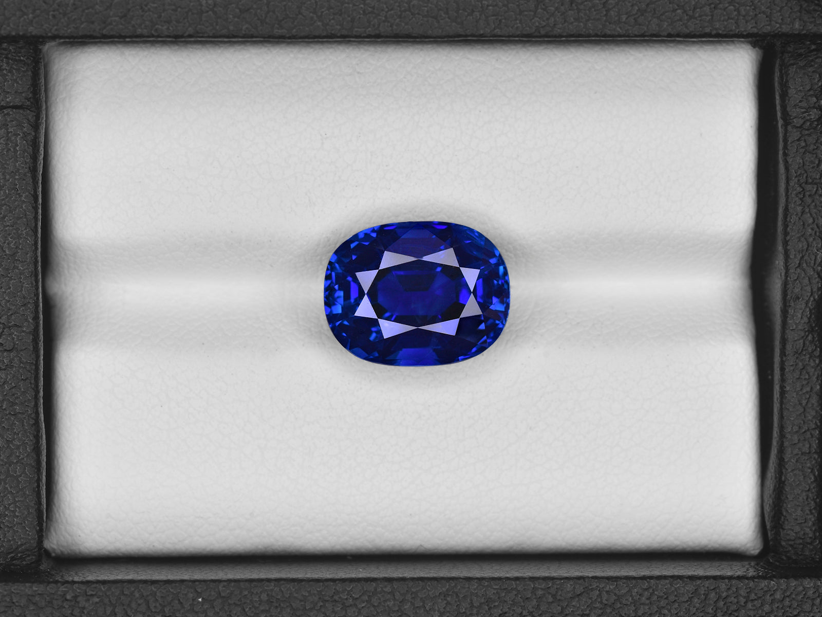 8801927-oval-fiery-intense-royal-blue-grs-burma-natural-blue-sapphire-7.29-ct
