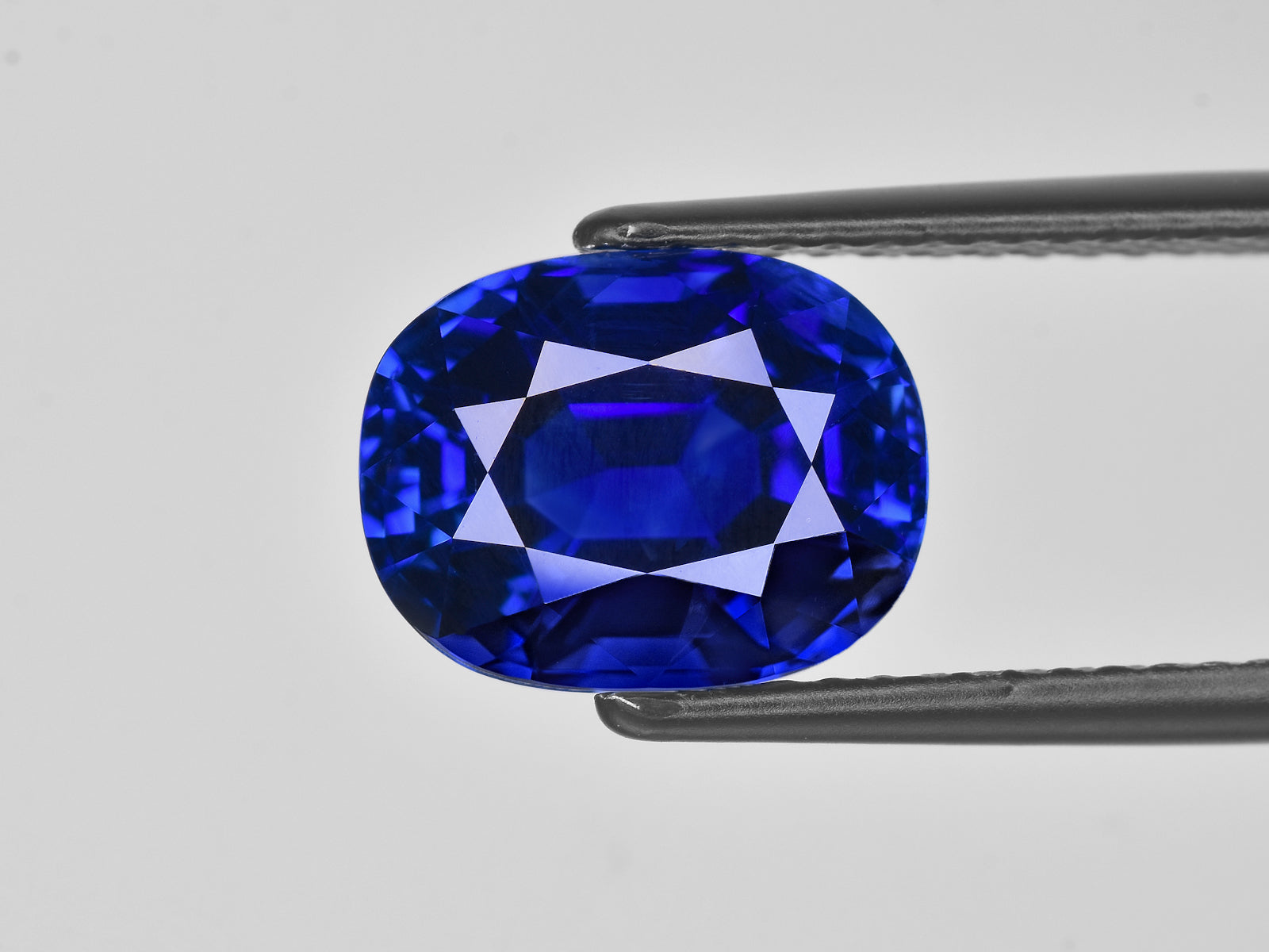 8801927-oval-fiery-intense-royal-blue-grs-burma-natural-blue-sapphire-7.29-ct