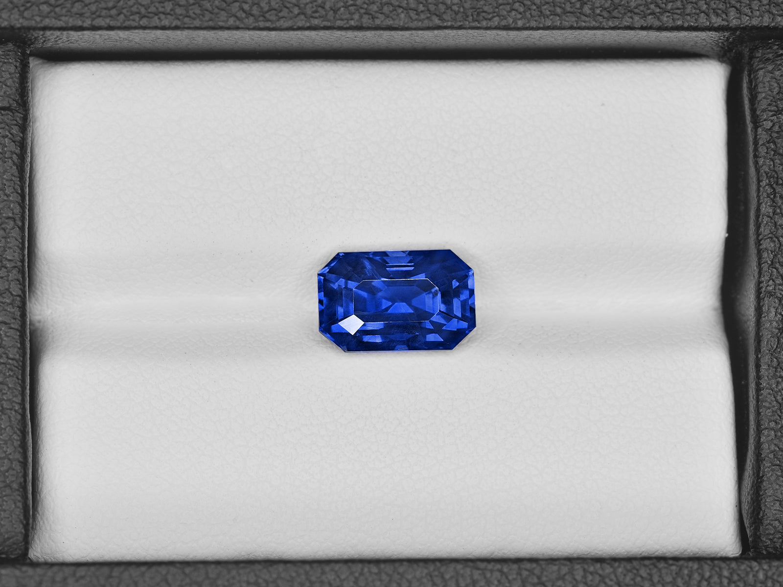 8801941-octagonal-fiery-rich-royal-blue-grs-madagascar-natural-blue-sapphire-4.04-ct