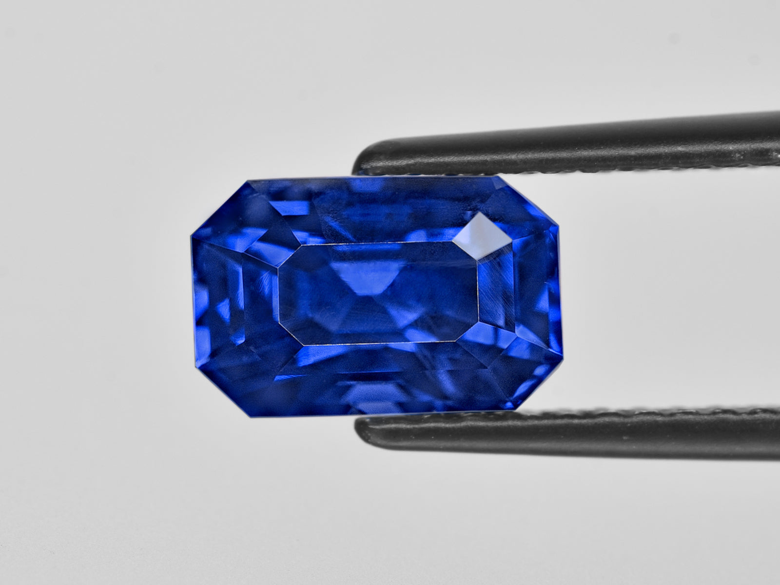 8801941-octagonal-fiery-rich-royal-blue-grs-madagascar-natural-blue-sapphire-4.04-ct