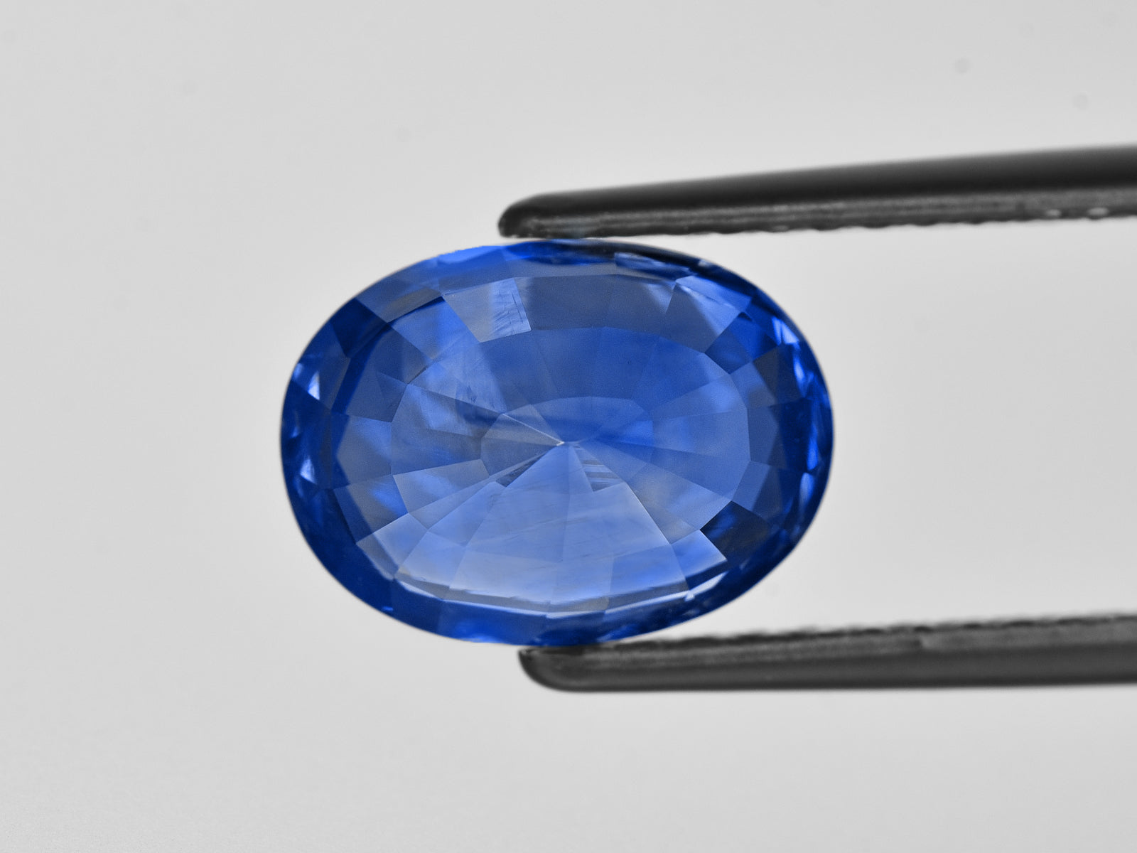 8801942-oval-rich-velvety-cornflower-blue-grs-madagascar-natural-blue-sapphire-6.13-ct
