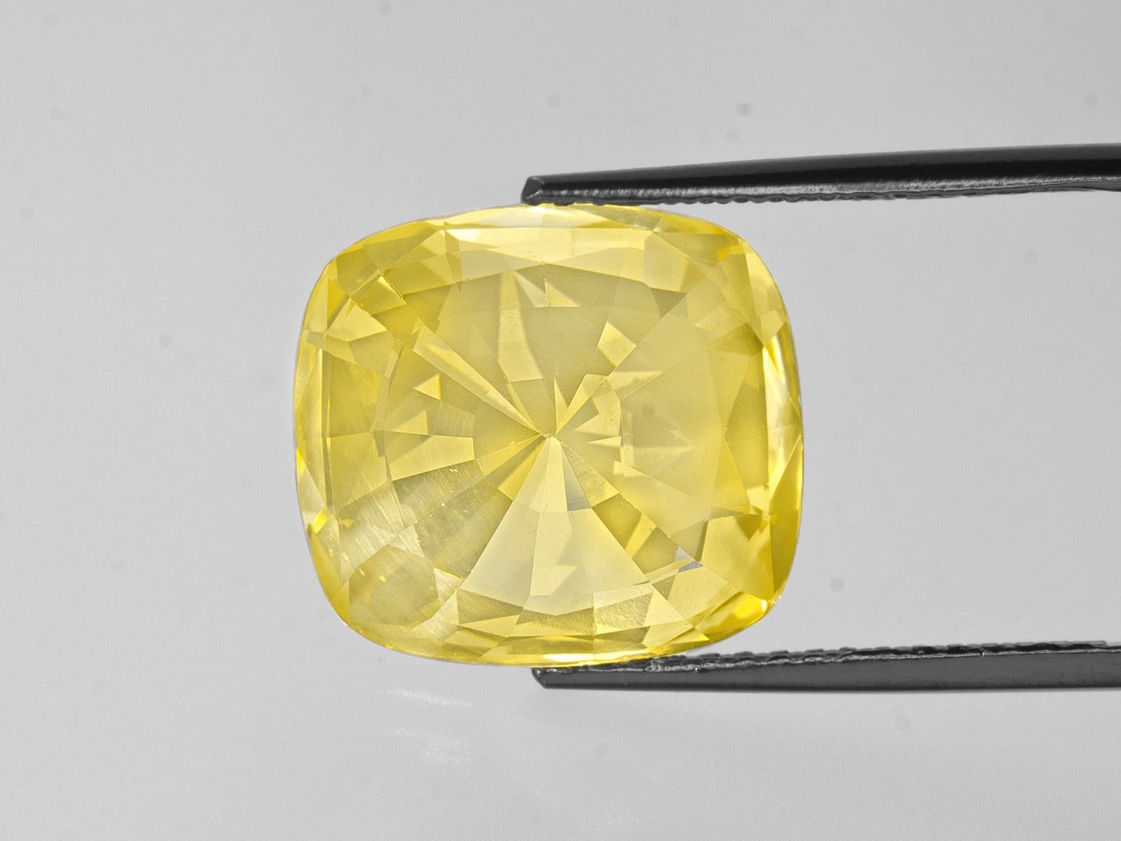 8802615-cushion-lustrous-yellow-grs-sri-lanka-natural-yellow-sapphire-18.58-ct