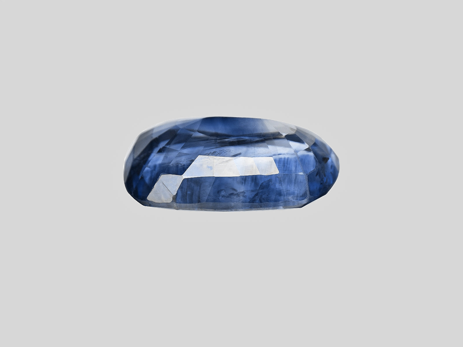 8802184-cushion-deep-blue-color-zoning-igi-sri-lanka-natural-blue-sapphire-5.22-ct