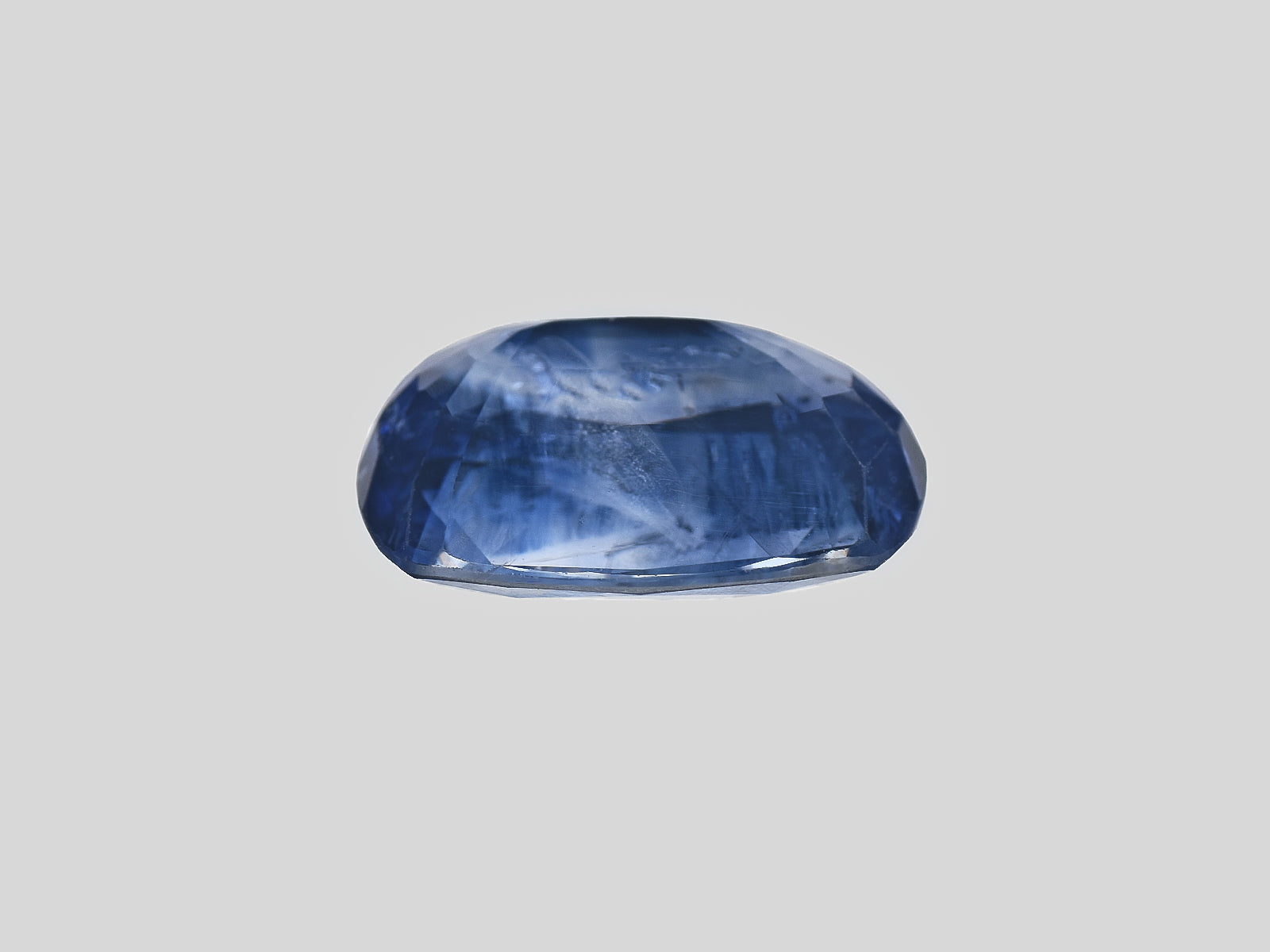 8802184-cushion-deep-blue-color-zoning-igi-sri-lanka-natural-blue-sapphire-5.22-ct