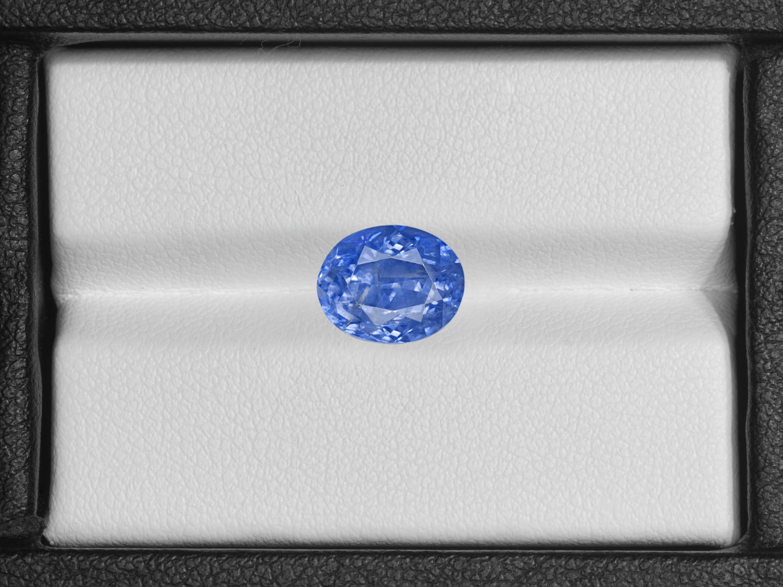 8802815-oval-velvety-cornflower-blue-grs-sri-lanka-natural-blue-sapphire-4.61-ct
