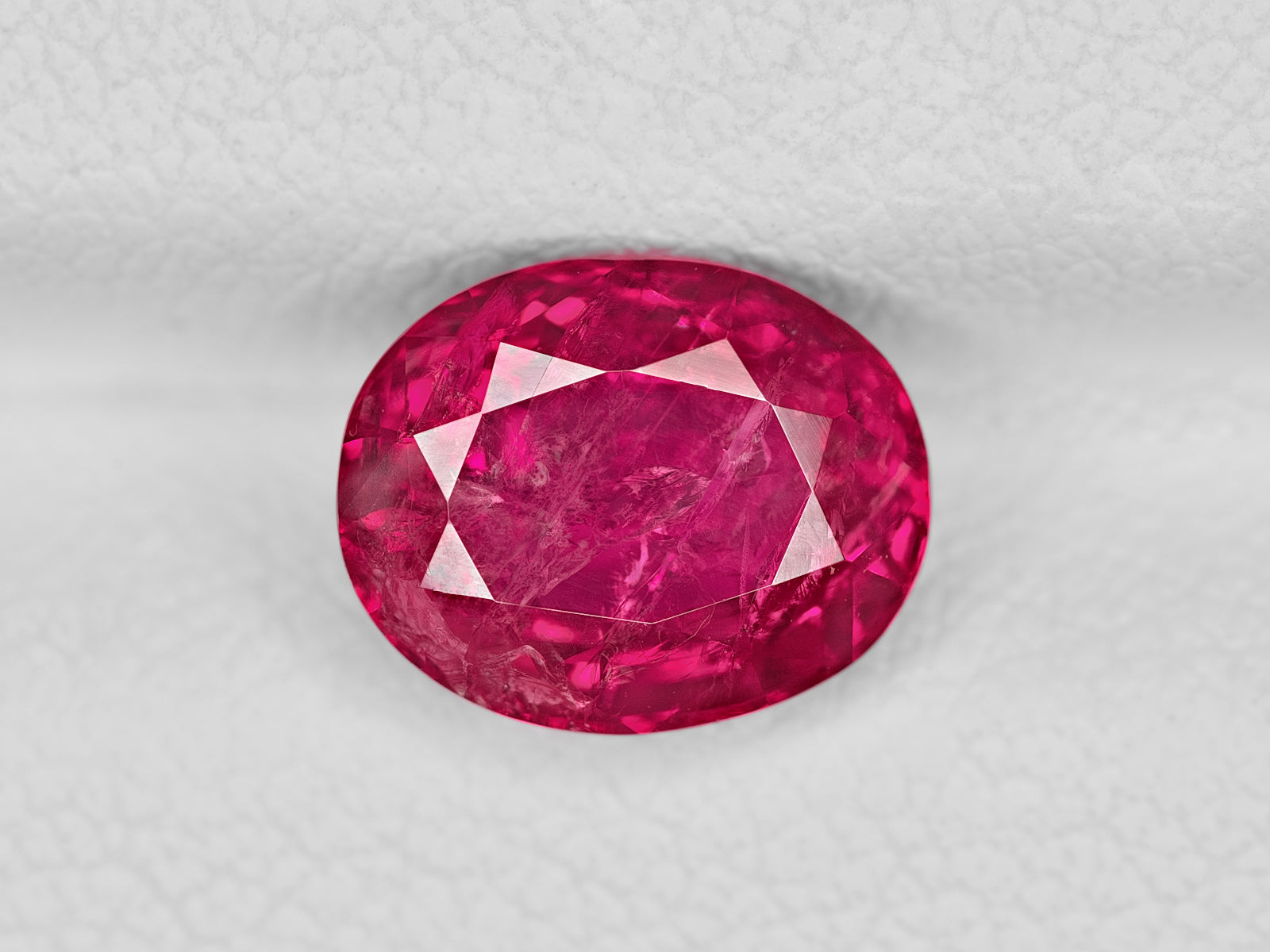 8802193-oval-fiery-vivid-pinkish-red-igi-burma-natural-ruby-2.68-ct