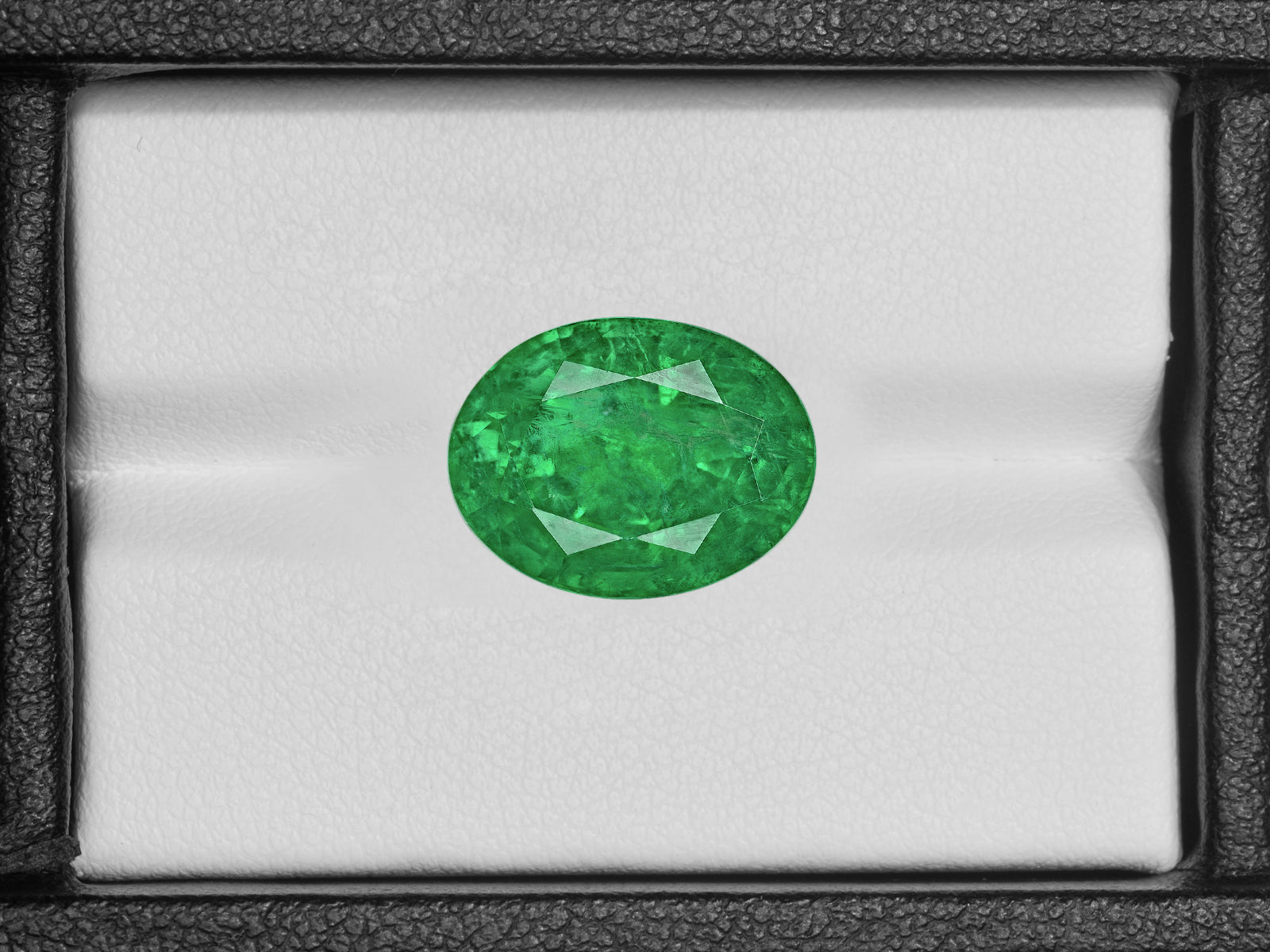 8802821-oval-lively-intense-green-grs-zambia-natural-emerald-9.46-ct