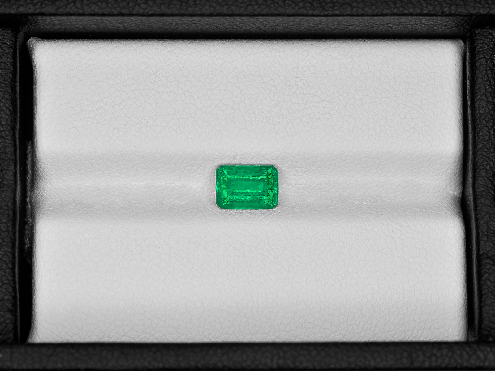 8801965-octagonal-lively-neon-green-grs-colombia-natural-emerald-0.91-ct