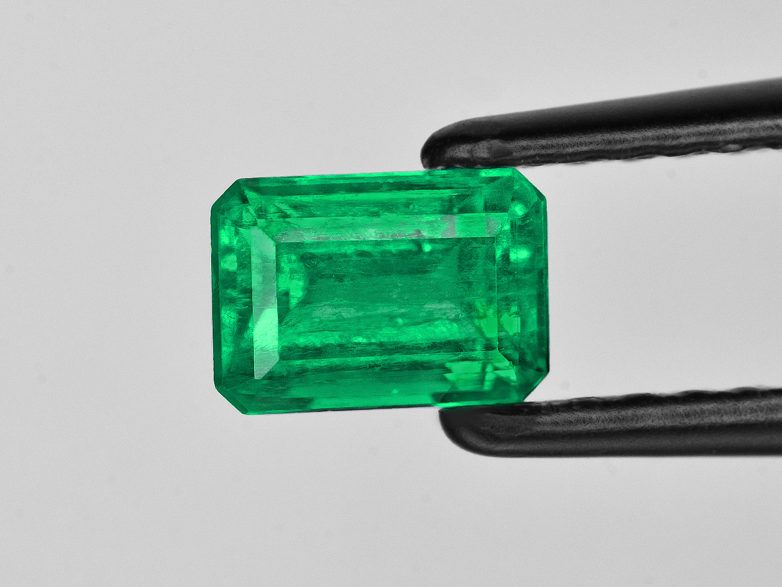 8801965-octagonal-lively-neon-green-grs-colombia-natural-emerald-0.91-ct