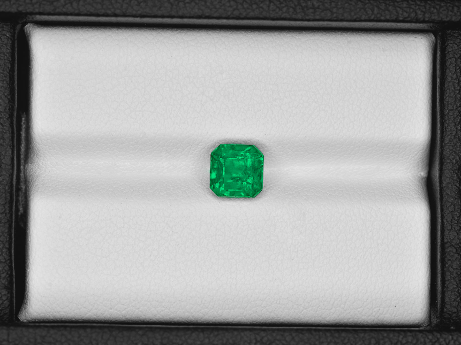8801966-octagonal-fiery-rich-green-grs-colombia-natural-emerald-1.47-ct