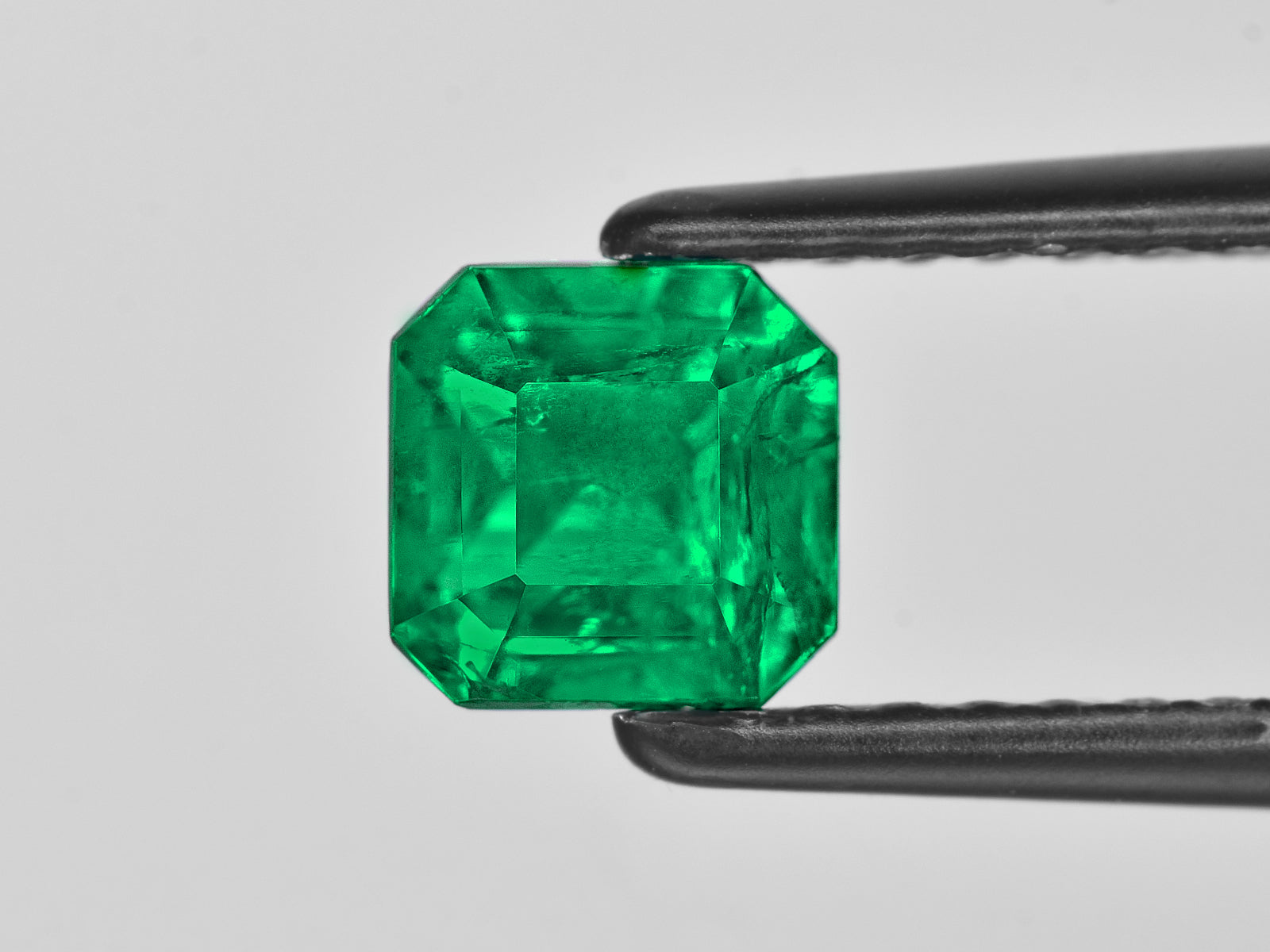 8801966-octagonal-fiery-rich-green-grs-colombia-natural-emerald-1.47-ct