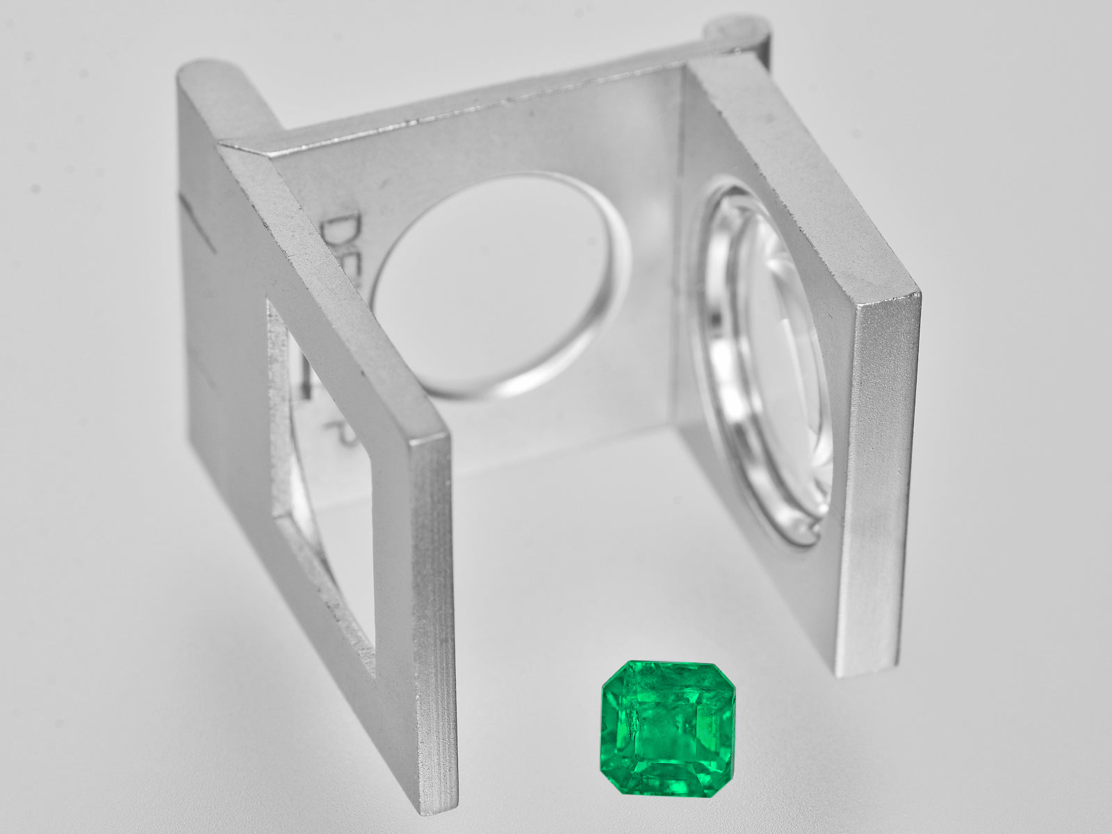 8801966-octagonal-fiery-rich-green-grs-colombia-natural-emerald-1.47-ct