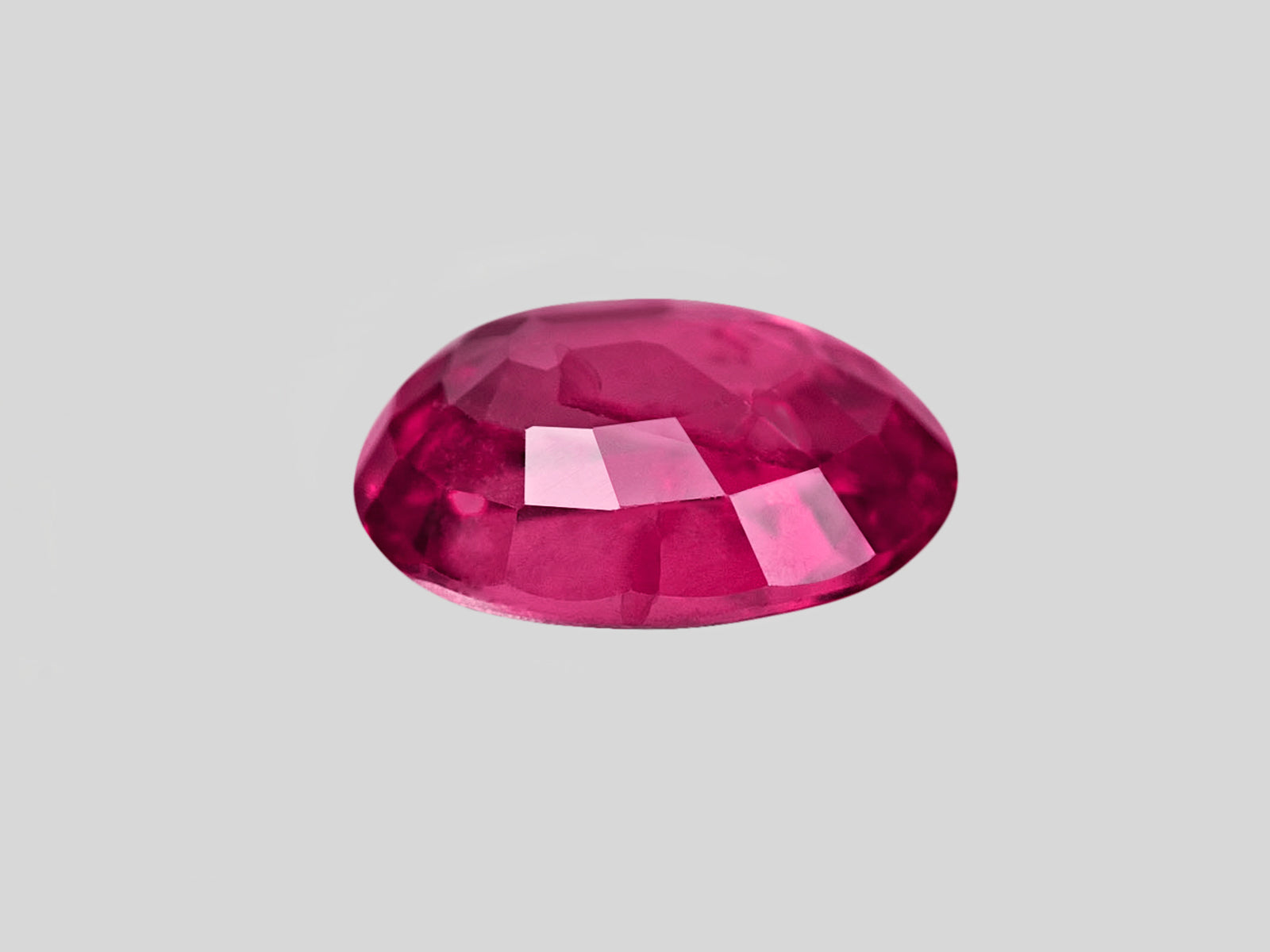 8802032-oval-rich-intense-pinkish-red-igi-mozambique-natural-ruby-1.05-ct