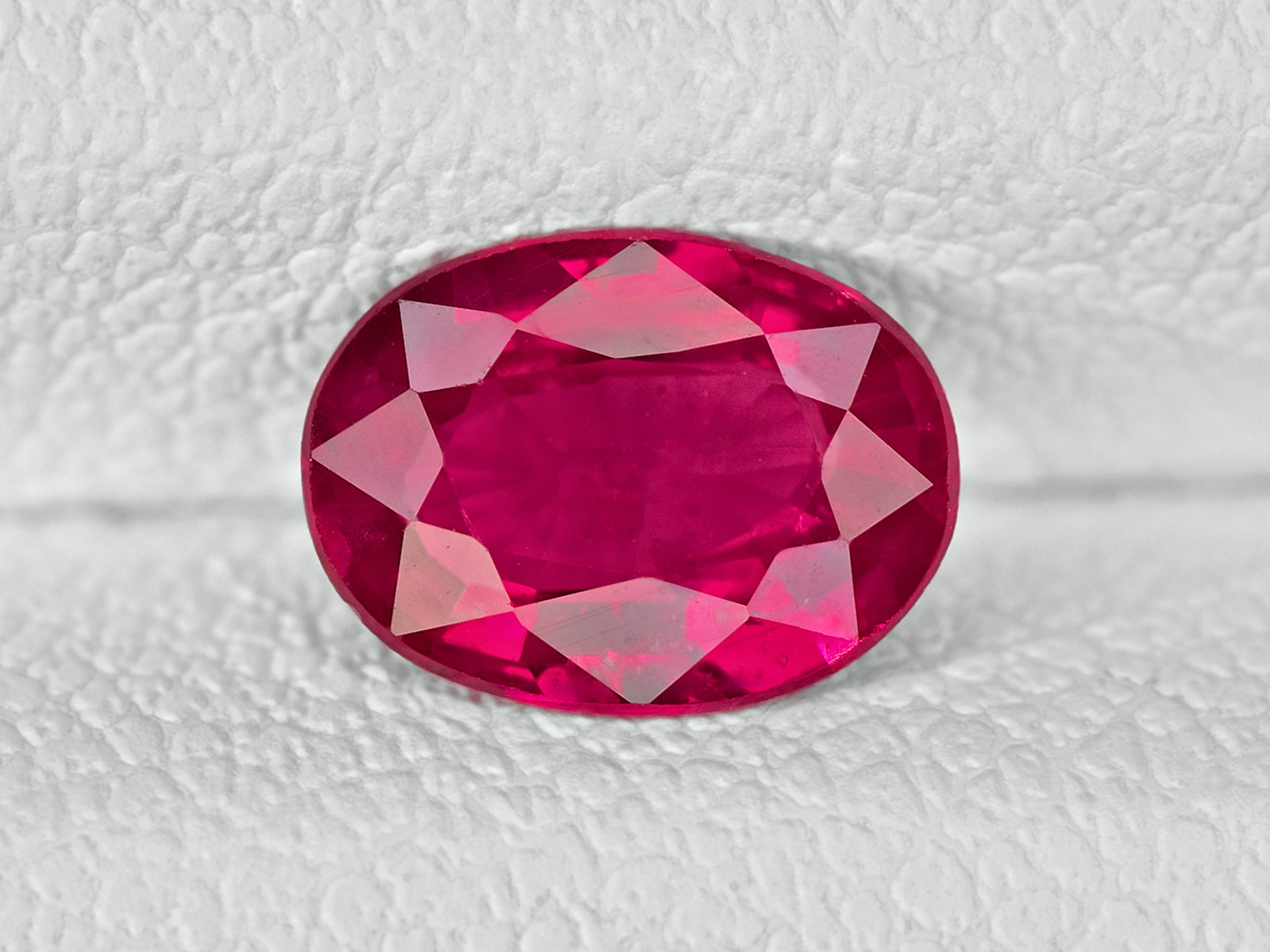 8802033-oval-deep-pinkish-red-igi-mozambique-natural-ruby-1.01-ct