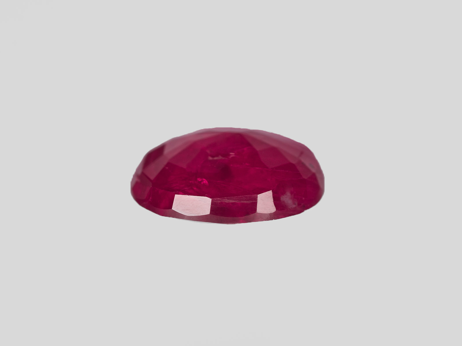 8802176-oval-pigeon-blood-red-igi-burma-natural-ruby-2.57-ct