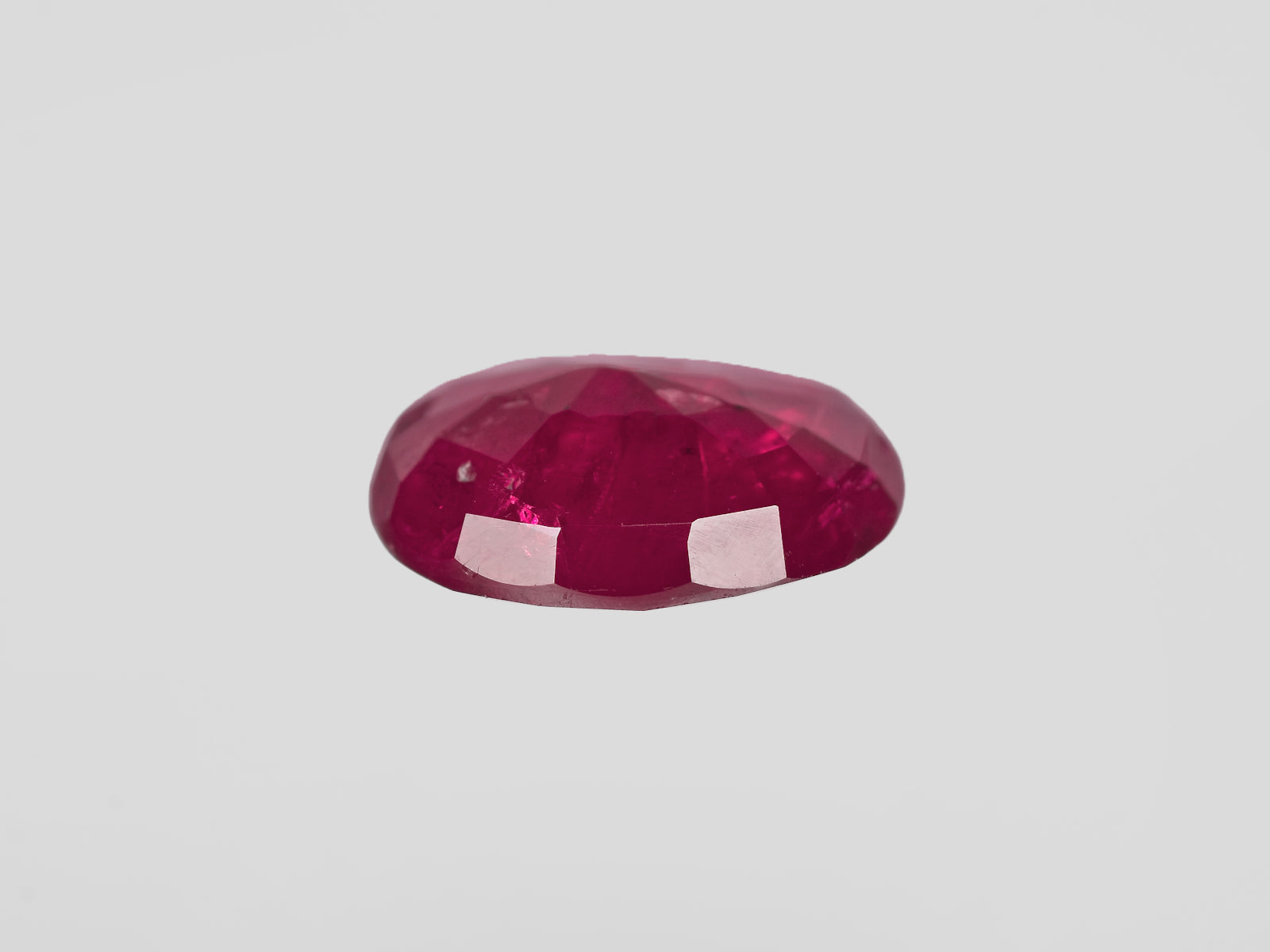 8802176-oval-pigeon-blood-red-igi-burma-natural-ruby-2.57-ct
