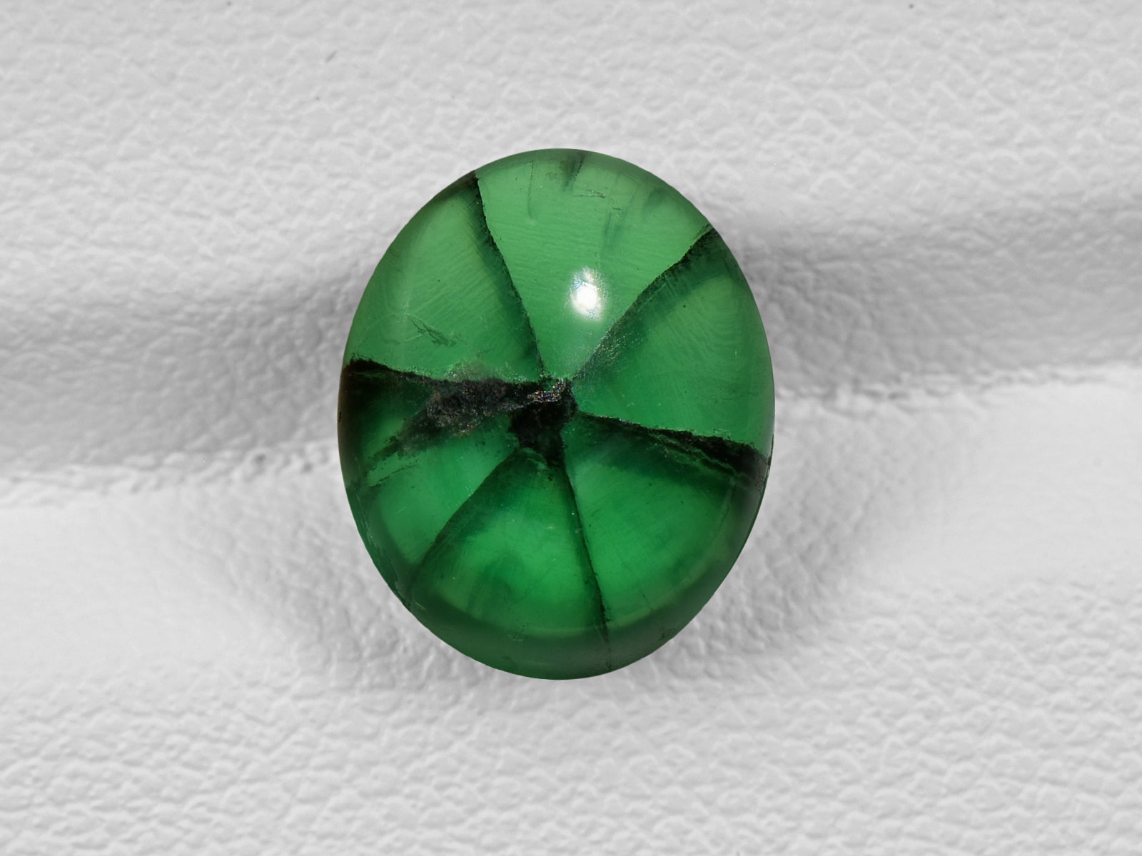 8802206-cabochon-lively-intense-green-with-black-spokes-gia-colombia-natural-trapiche-emerald-4.02-ct