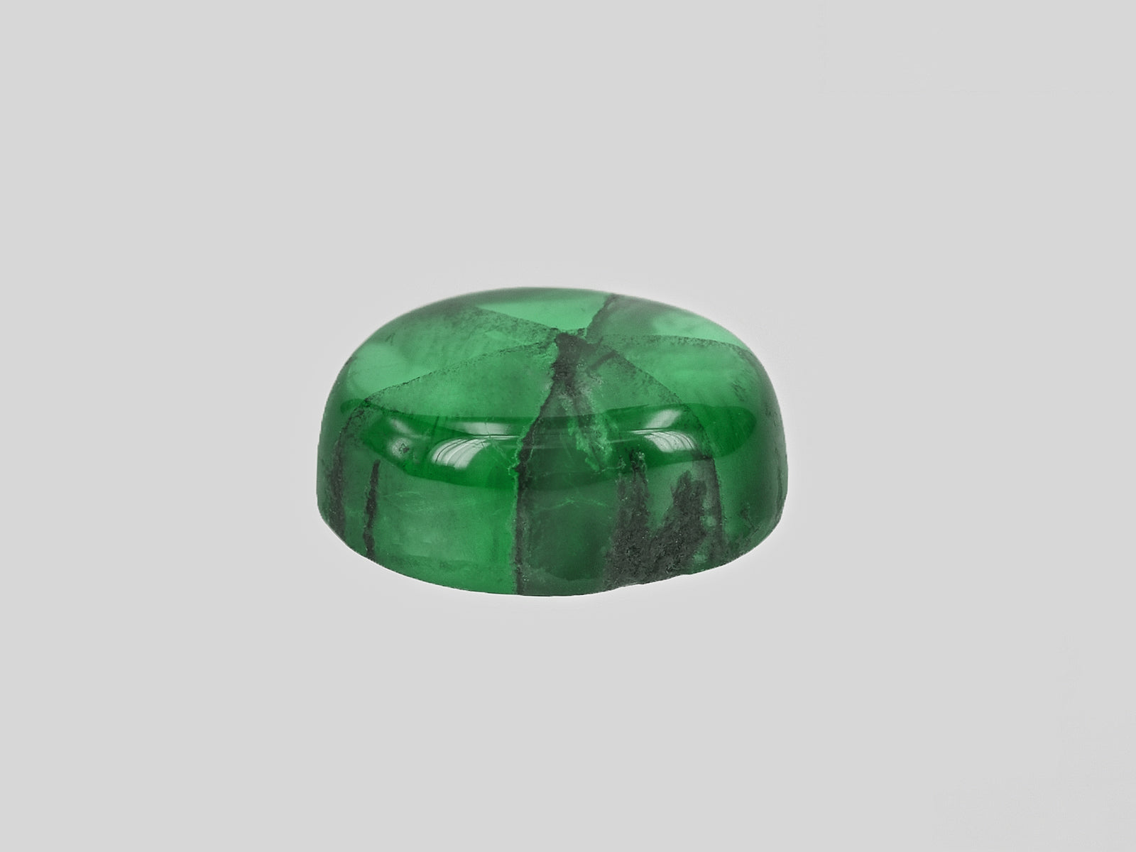 8802206-cabochon-lively-intense-green-with-black-spokes-gia-colombia-natural-trapiche-emerald-4.02-ct