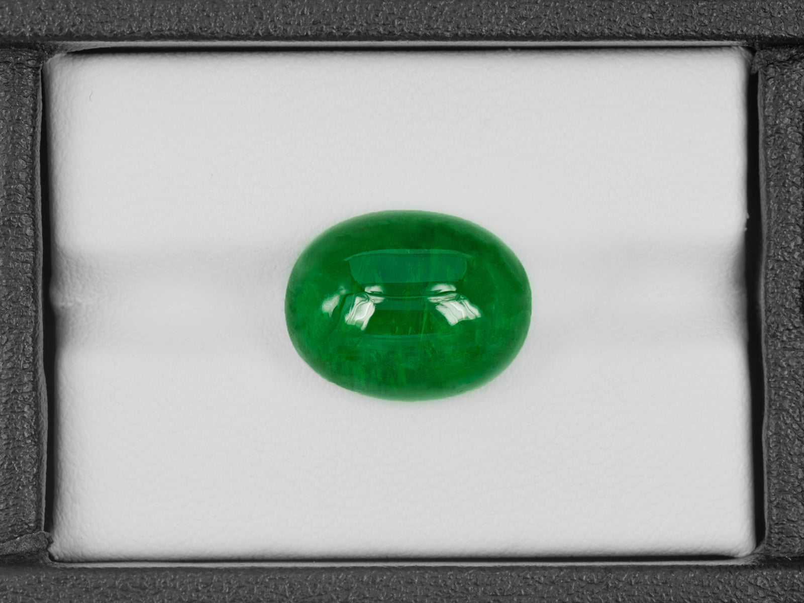8802823-cabochon-rich-intense-green-grs-brazil-natural-emerald-14.03-ct