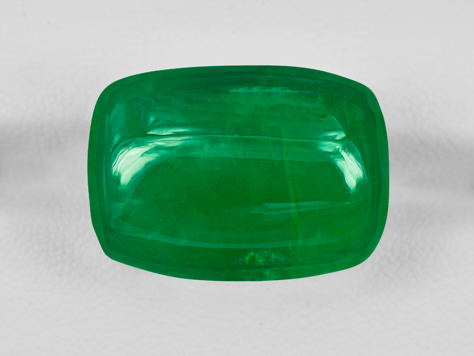 8802824-cabochon-rich-intense-green-grs-brazil-natural-emerald-47.73-ct
