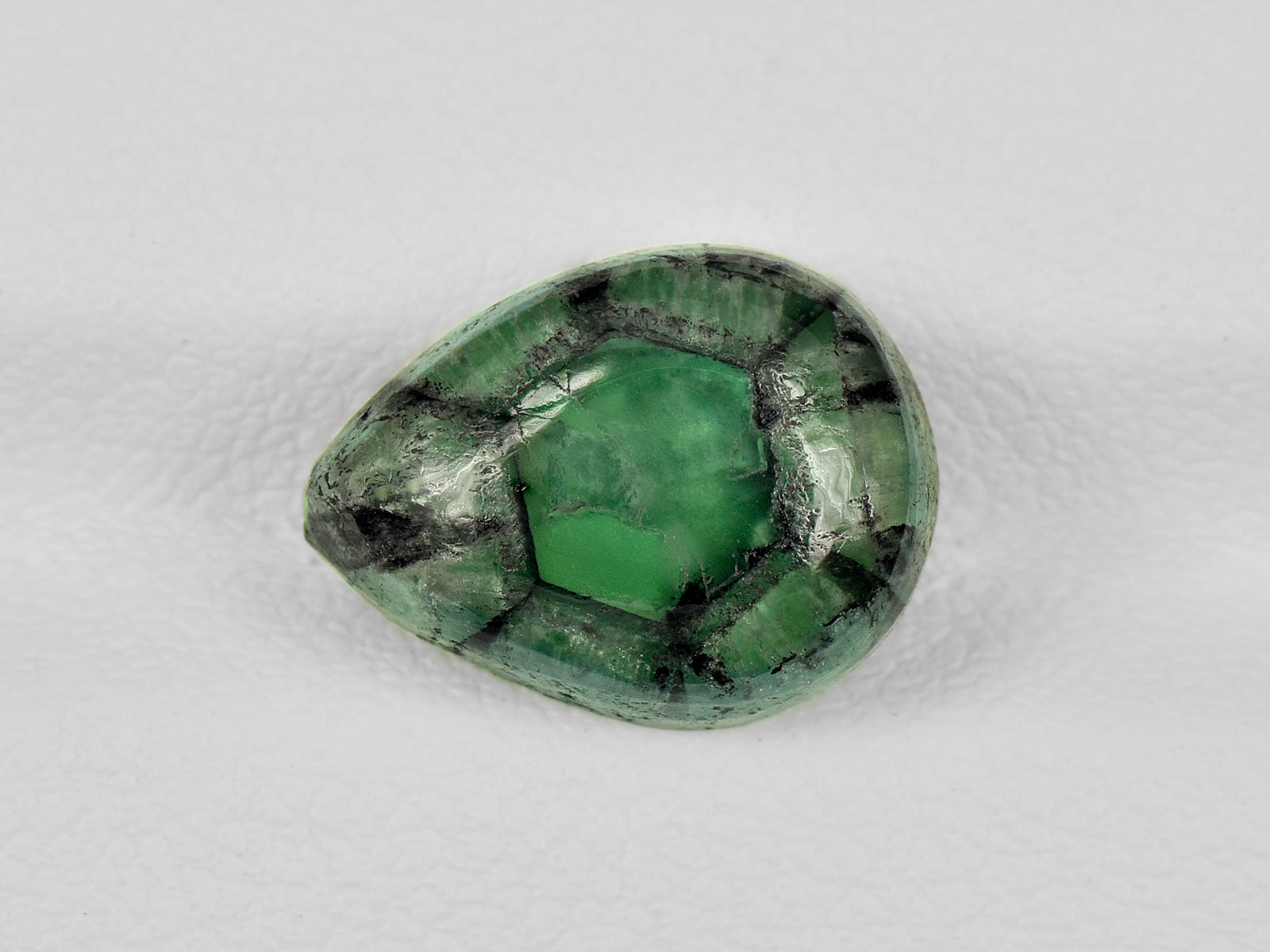 8802127-cabochon-green-with-black-spokes-igi-colombia-natural-trapiche-emerald-4.94-ct
