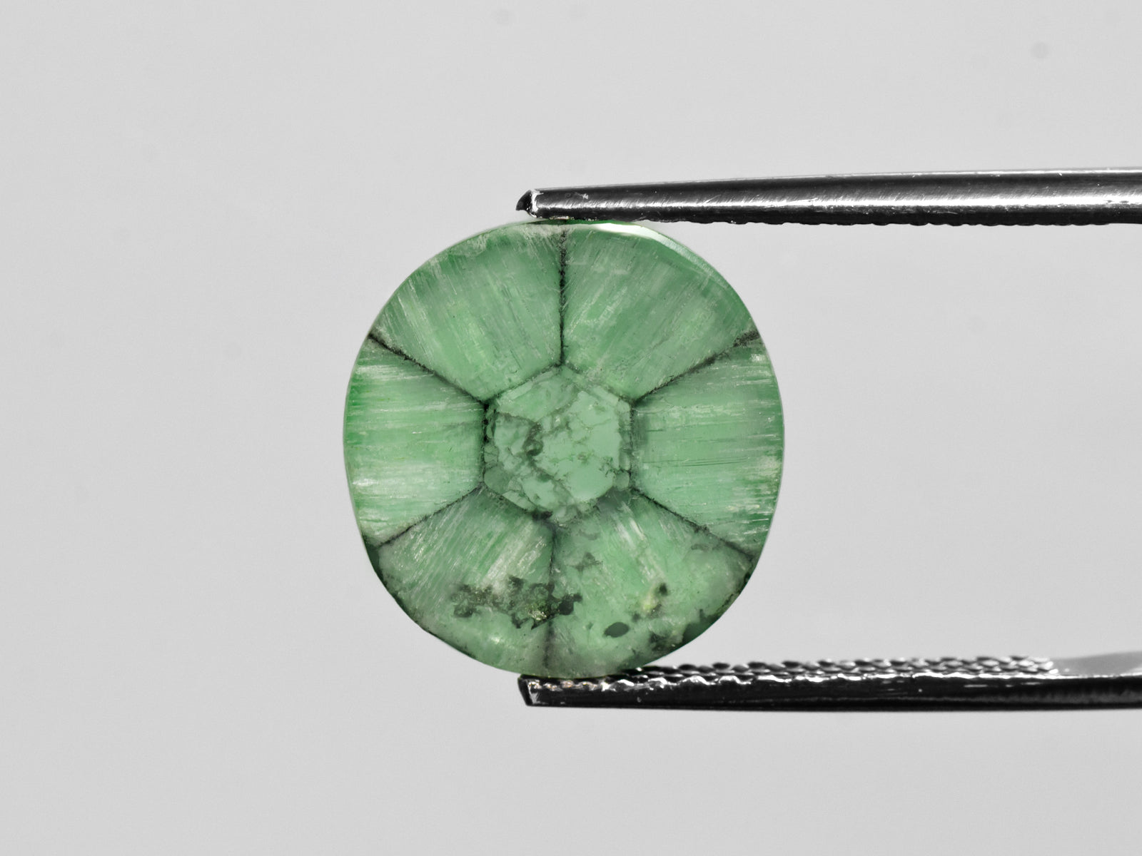 8802129-cabochon-soft-green-with-black-spokes-igi-colombia-natural-trapiche-emerald-7.55-ct