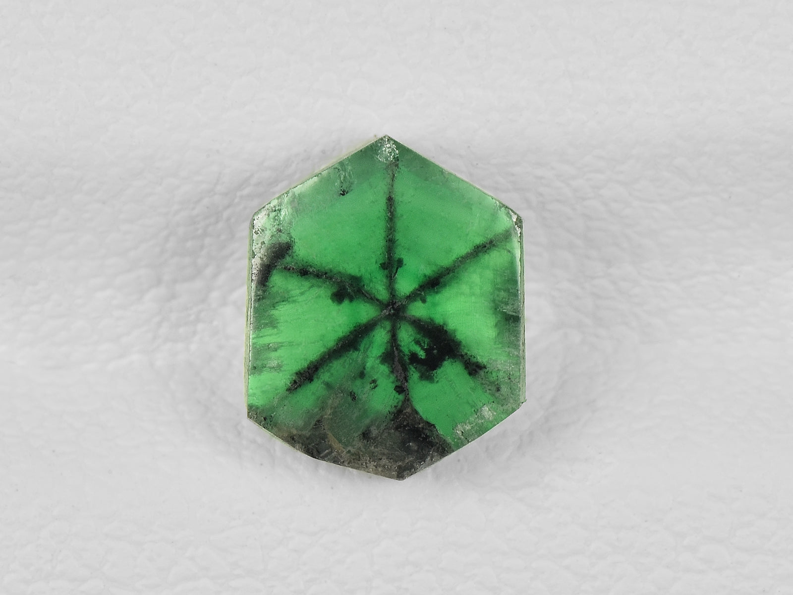 8802131-cabochon-intense-green-with-black-spokes-igi-colombia-natural-trapiche-emerald-1.22-ct