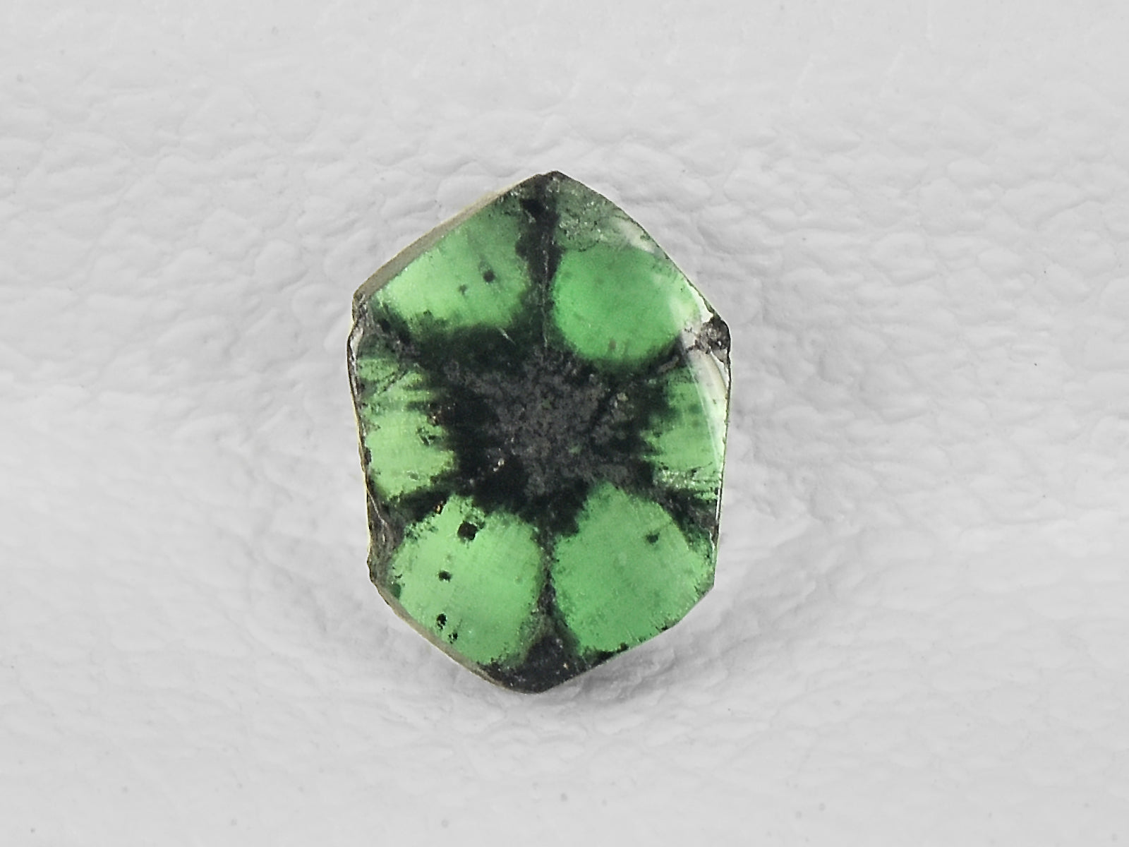 8802132-cabochon-green-with-black-spokes-igi-colombia-natural-trapiche-emerald-0.37-ct
