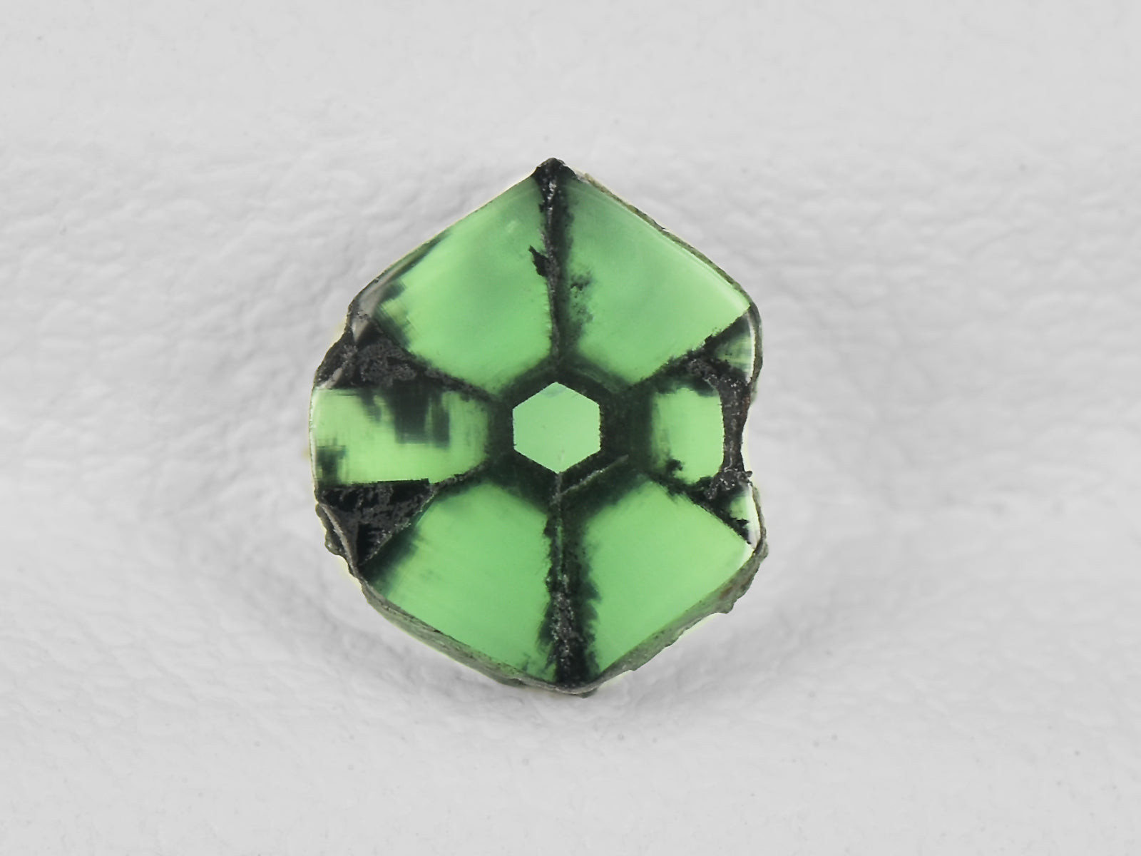 8802135-cabochon-green-with-black-spokes-igi-colombia-natural-trapiche-emerald-0.74-ct