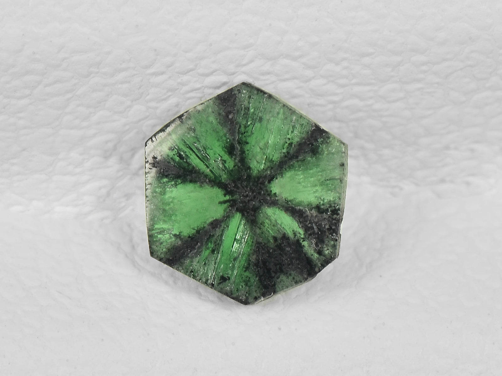 8802136-cabochon-green-with-black-spokes-igi-colombia-natural-trapiche-emerald-0.30-ct